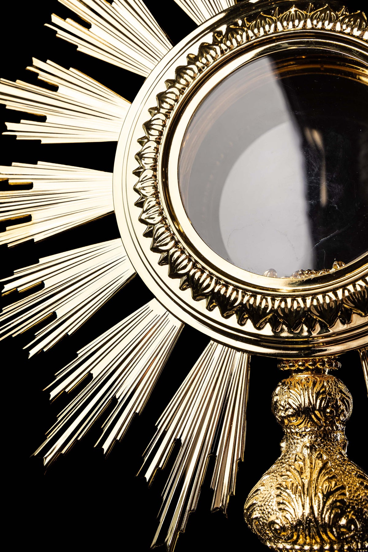 Monstrancja liturgiczna, zbliżenie na obręcz, szkło i promienie glorii