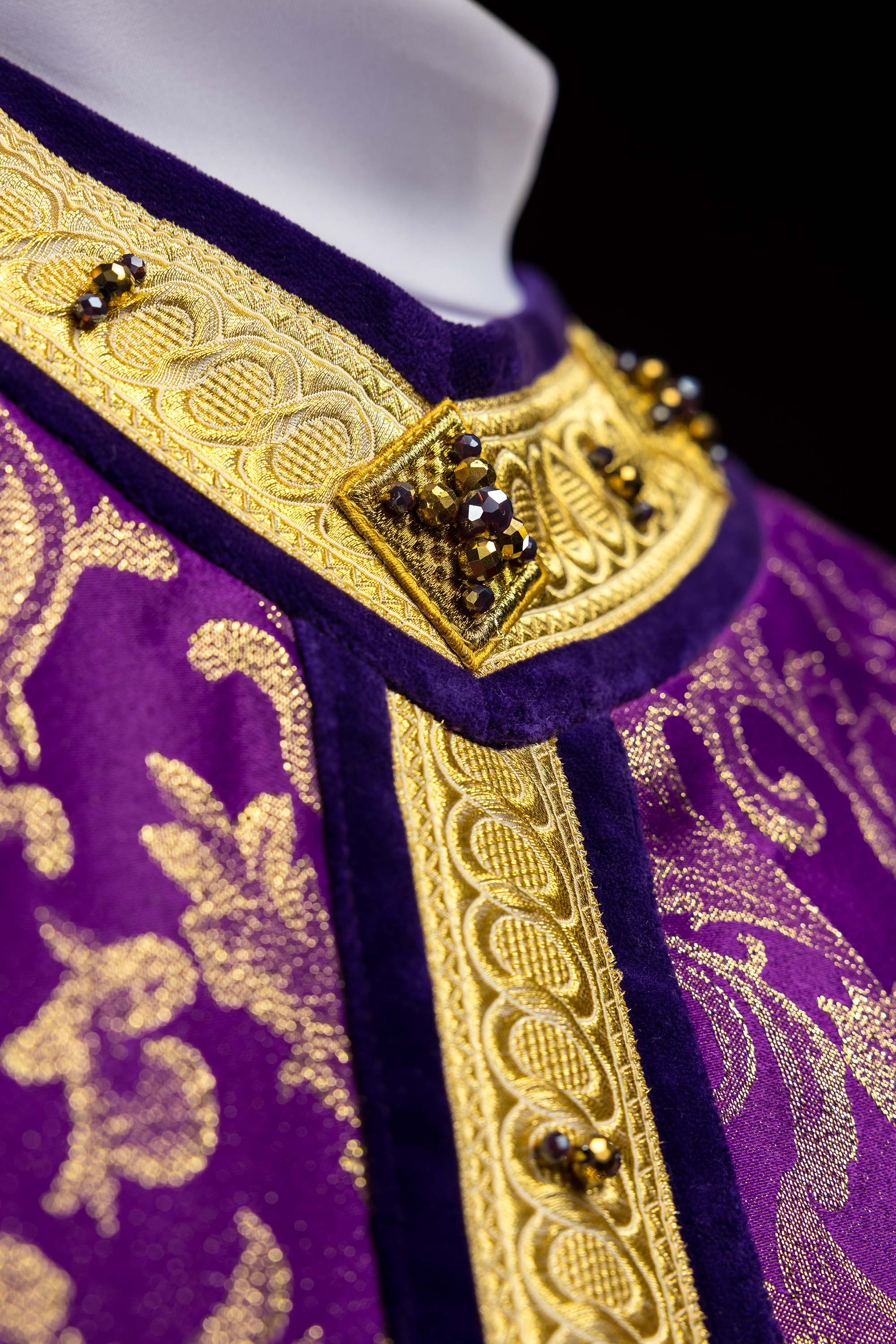 Ręcznie wykonany ornat z naturalnymi kamieniami Handmade 7003