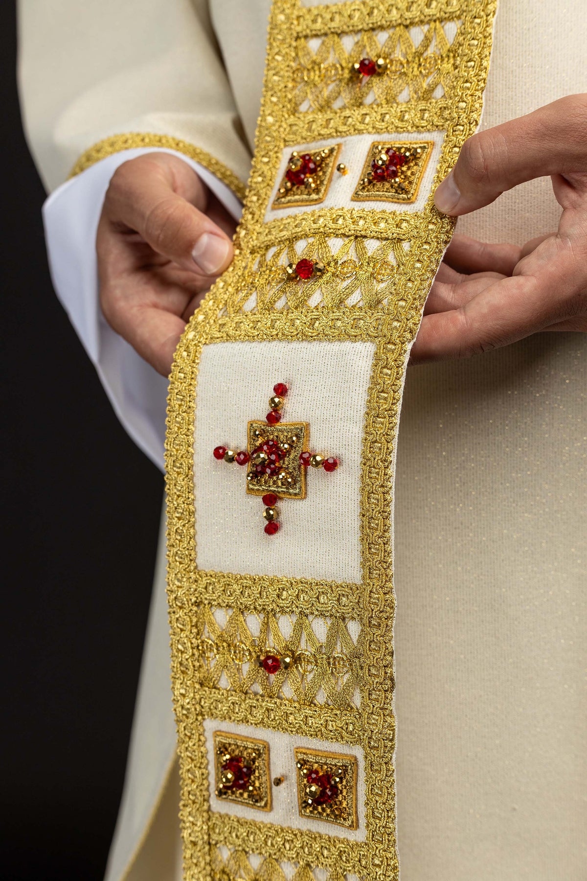 Ručno izrađen ornat s prirodnim kamenjem Handmade 7005