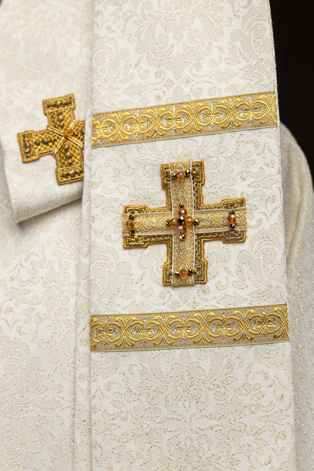 Ručno izrađen ornat s prirodnim kamenjem Handmade 7007