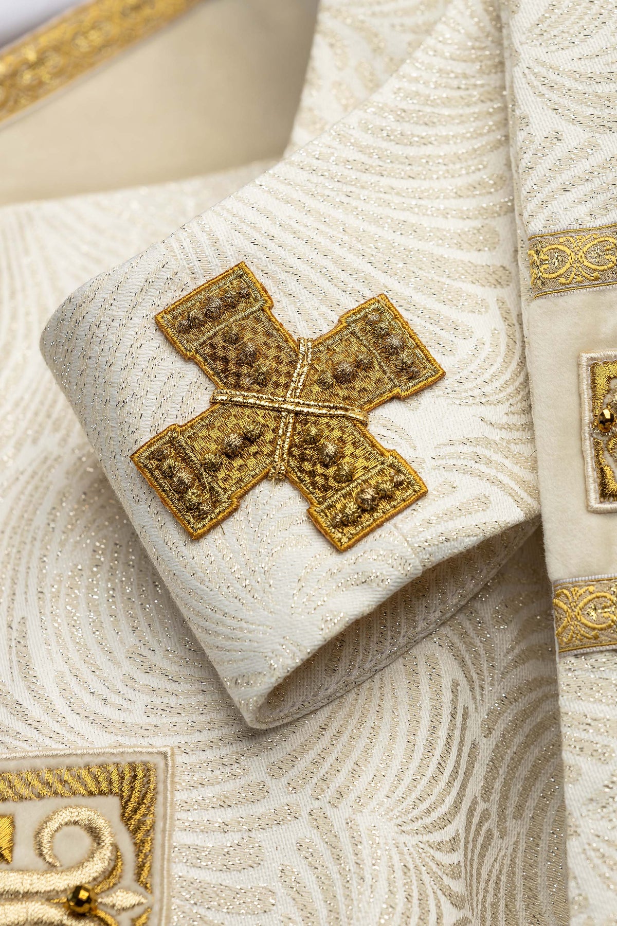 Ručno izrađen ornat s prirodnim kamenjem Handmade 7012