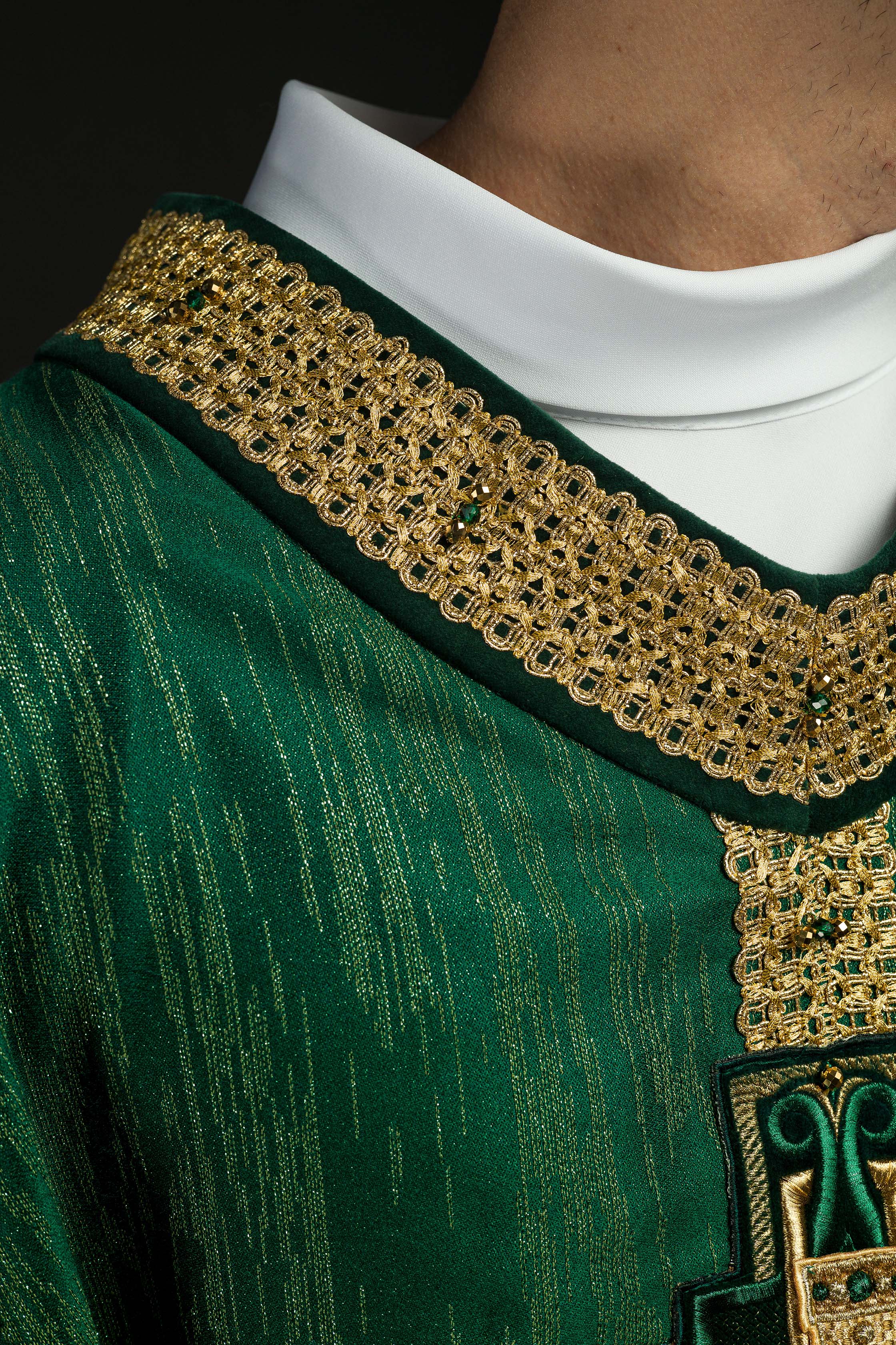 Ręcznie wykonany ornat z naturalnymi kamieniami Handmade 7015 Zielony - ORNATY.PL