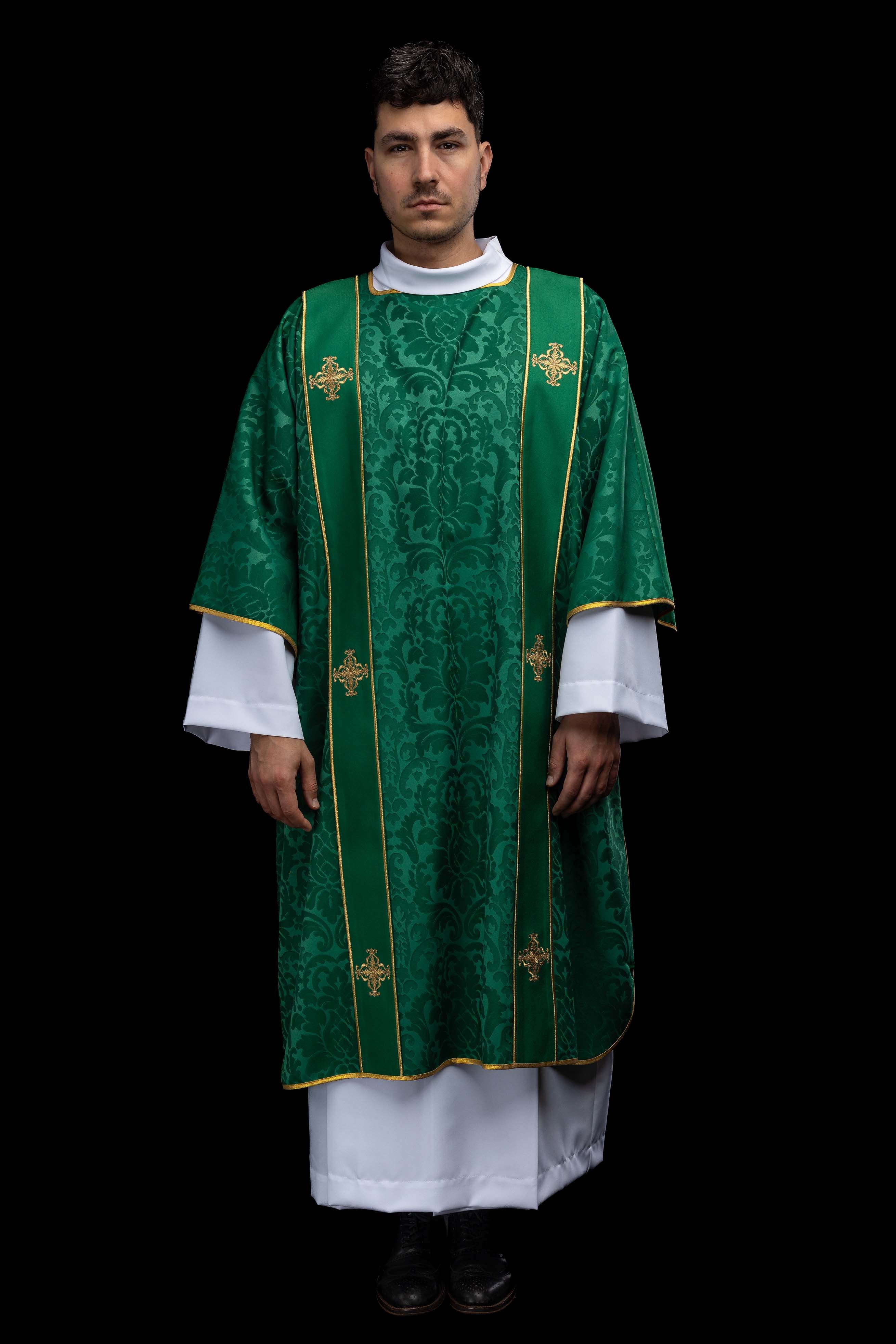 Dalmatyka s prugama i izvezenim zlatnim križevima na ecru žakardu