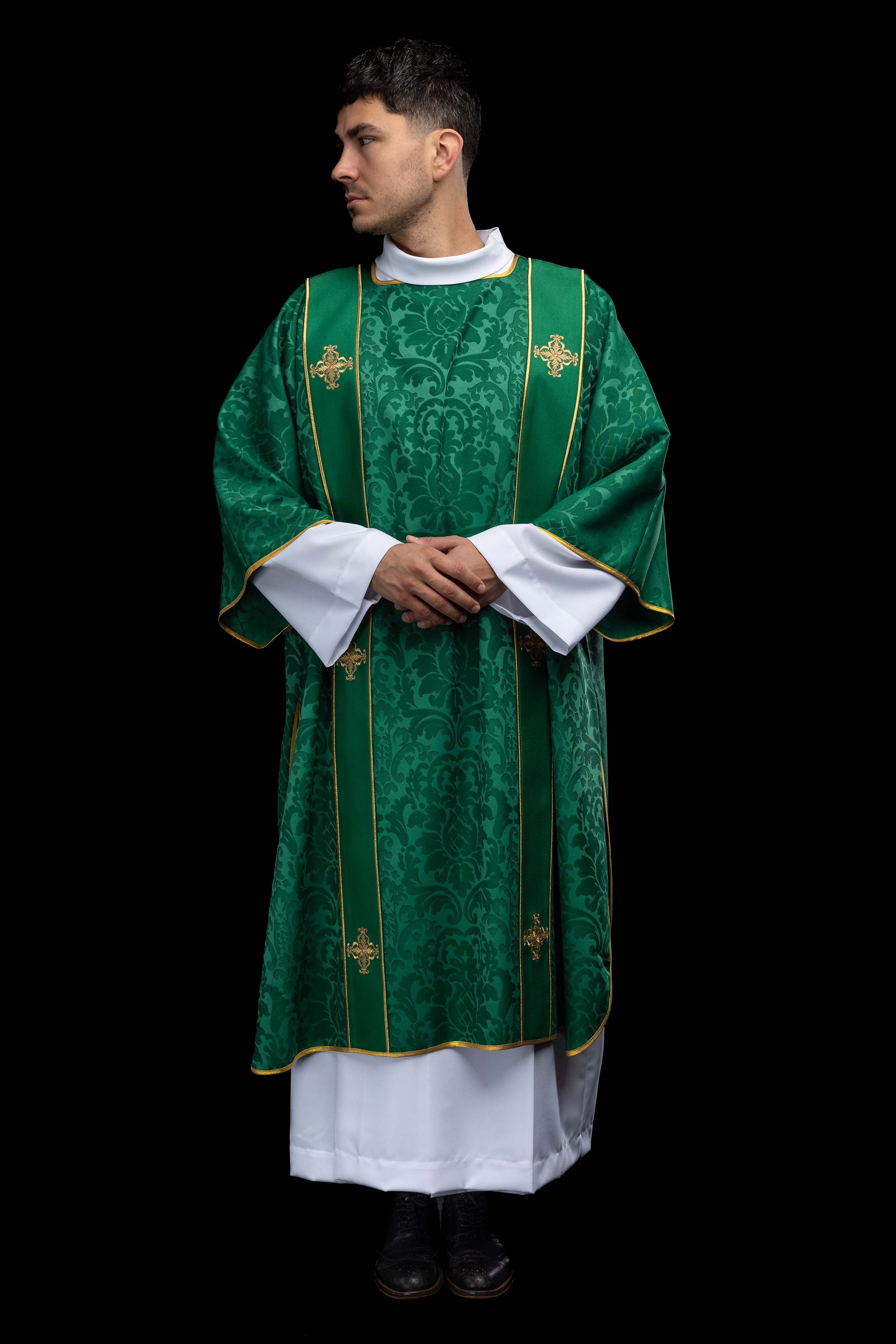 Dalmatyka s prugama i izvezenim zlatnim križevima na ecru žakardu