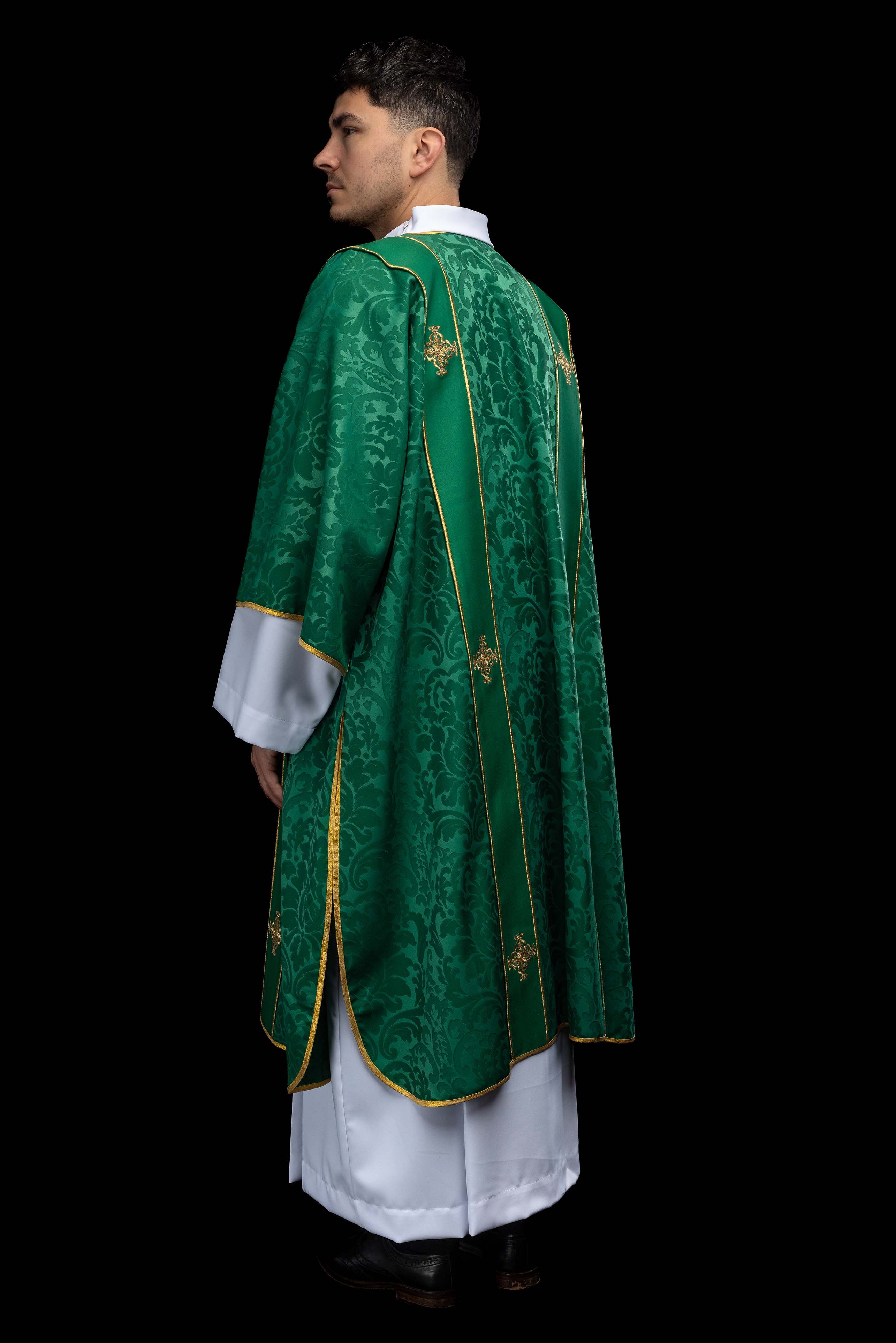 Dalmatyka s prugama i izvezenim zlatnim križevima na ecru žakardu