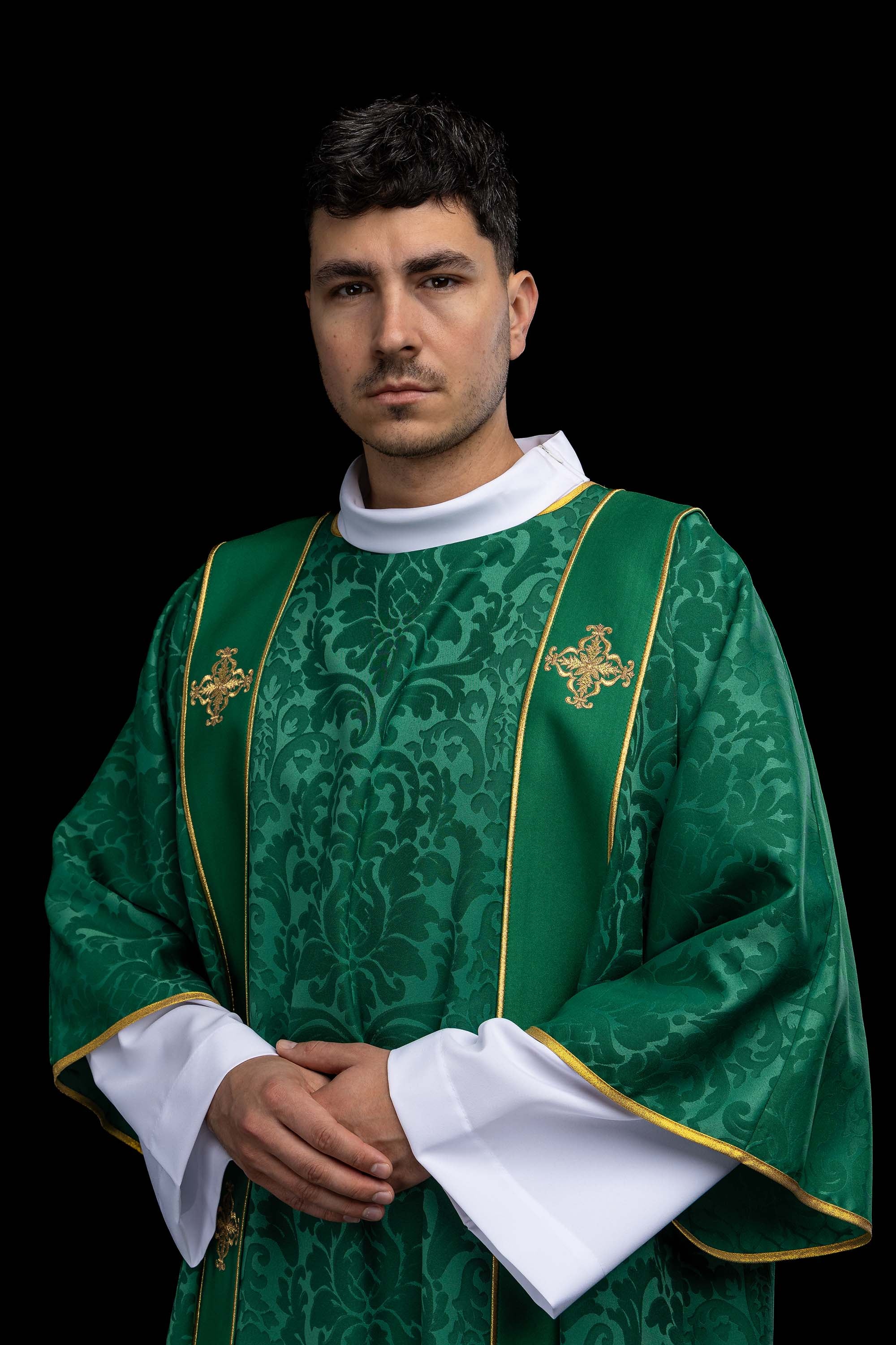 Dalmatyka s prugama i izvezenim zlatnim križevima na ecru žakardu