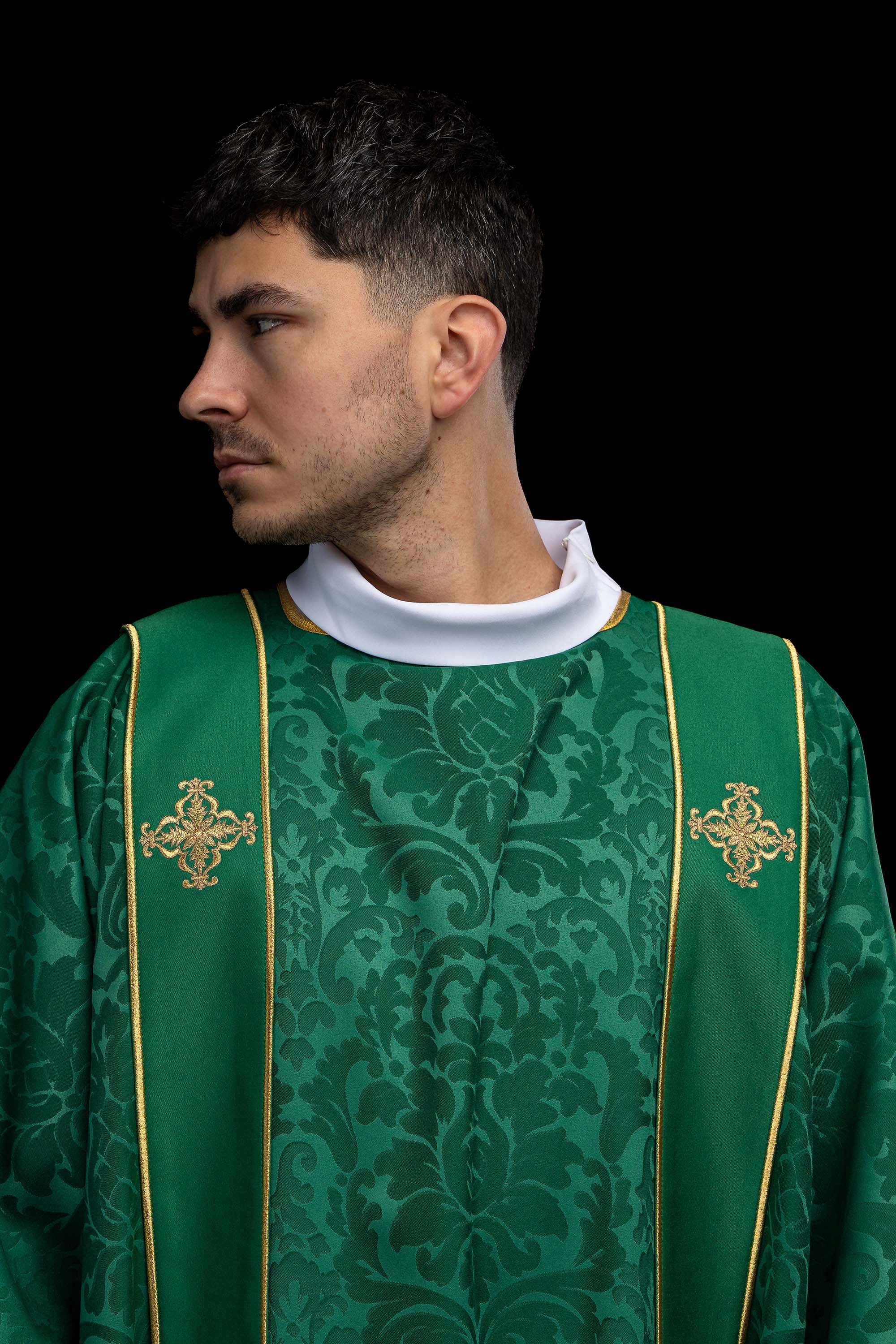 Dalmatyka s prugama i izvezenim zlatnim križevima na ecru žakardu