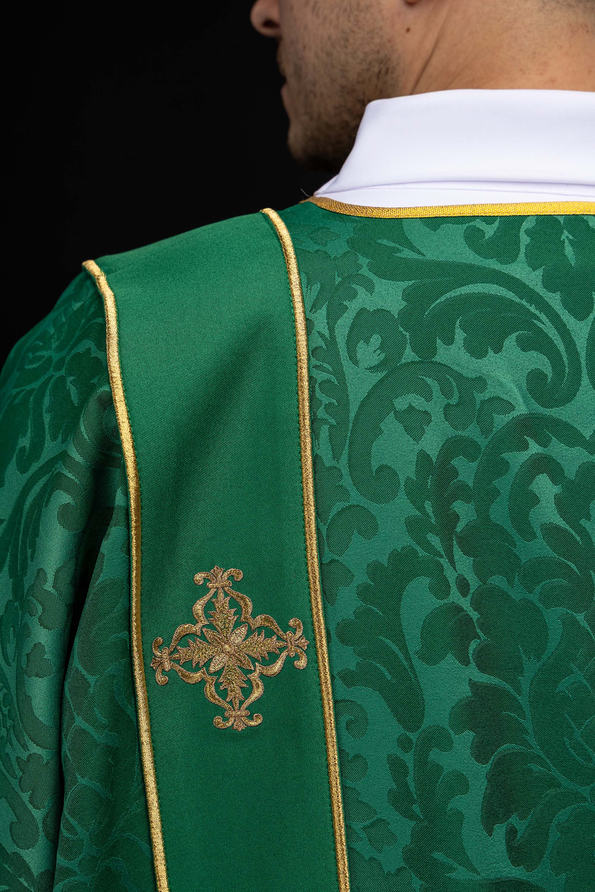 Dalmatyka s prugama i izvezenim zlatnim križevima na ecru žakardu