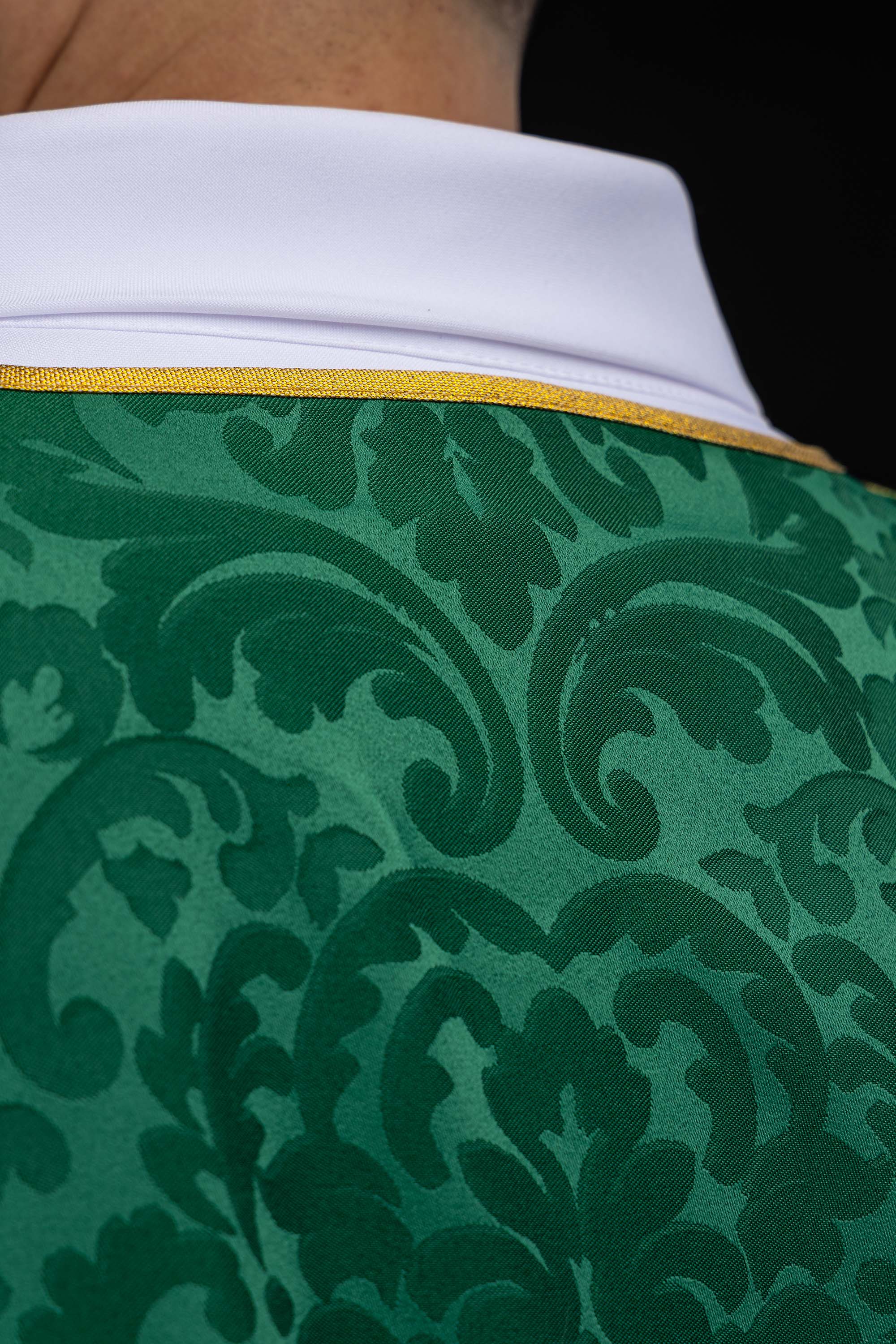 Dalmatyka s prugama i izvezenim zlatnim križevima na ecru žakardu