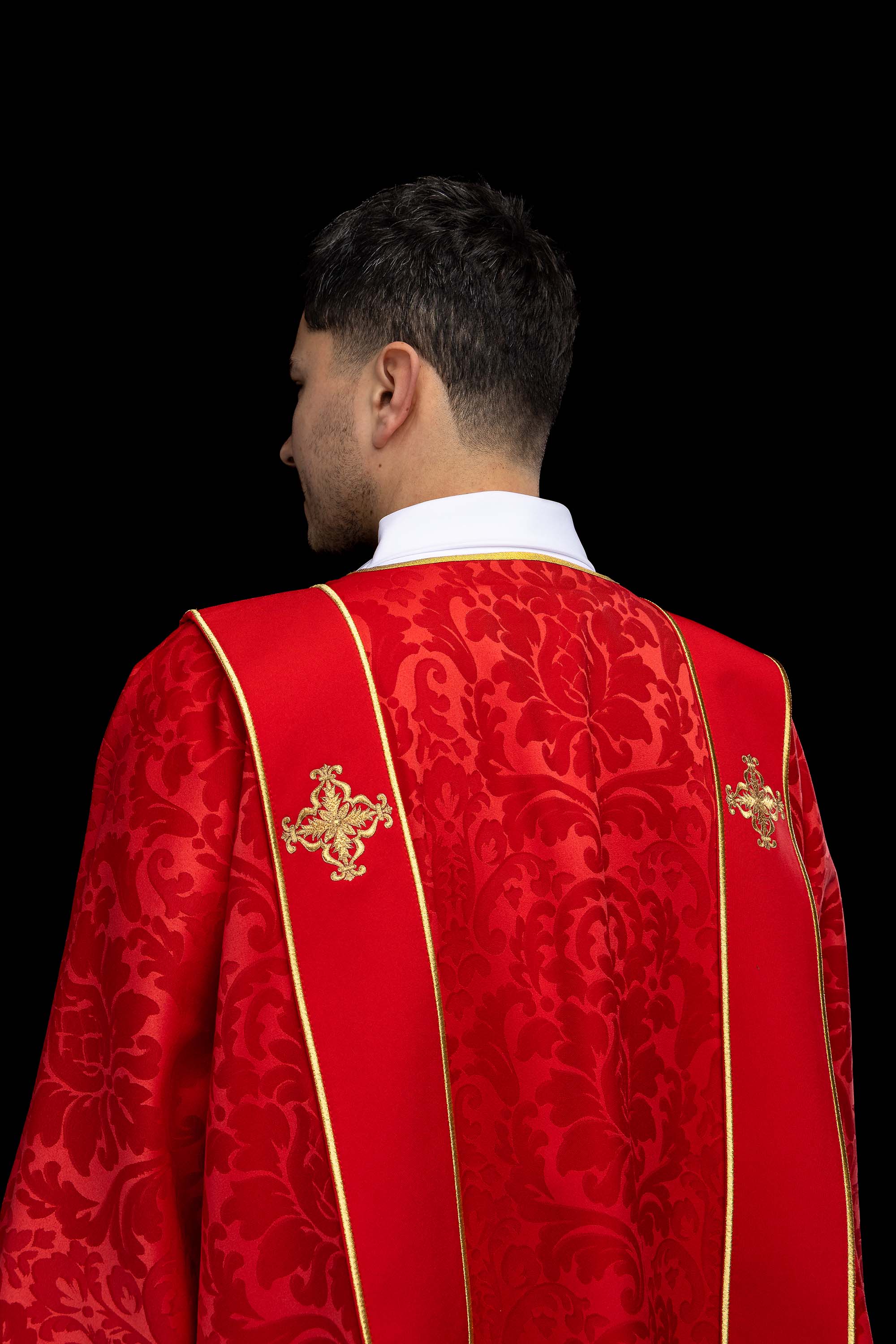 Dalmatyka s prugama i izvezenim zlatnim križevima na ecru žakardu