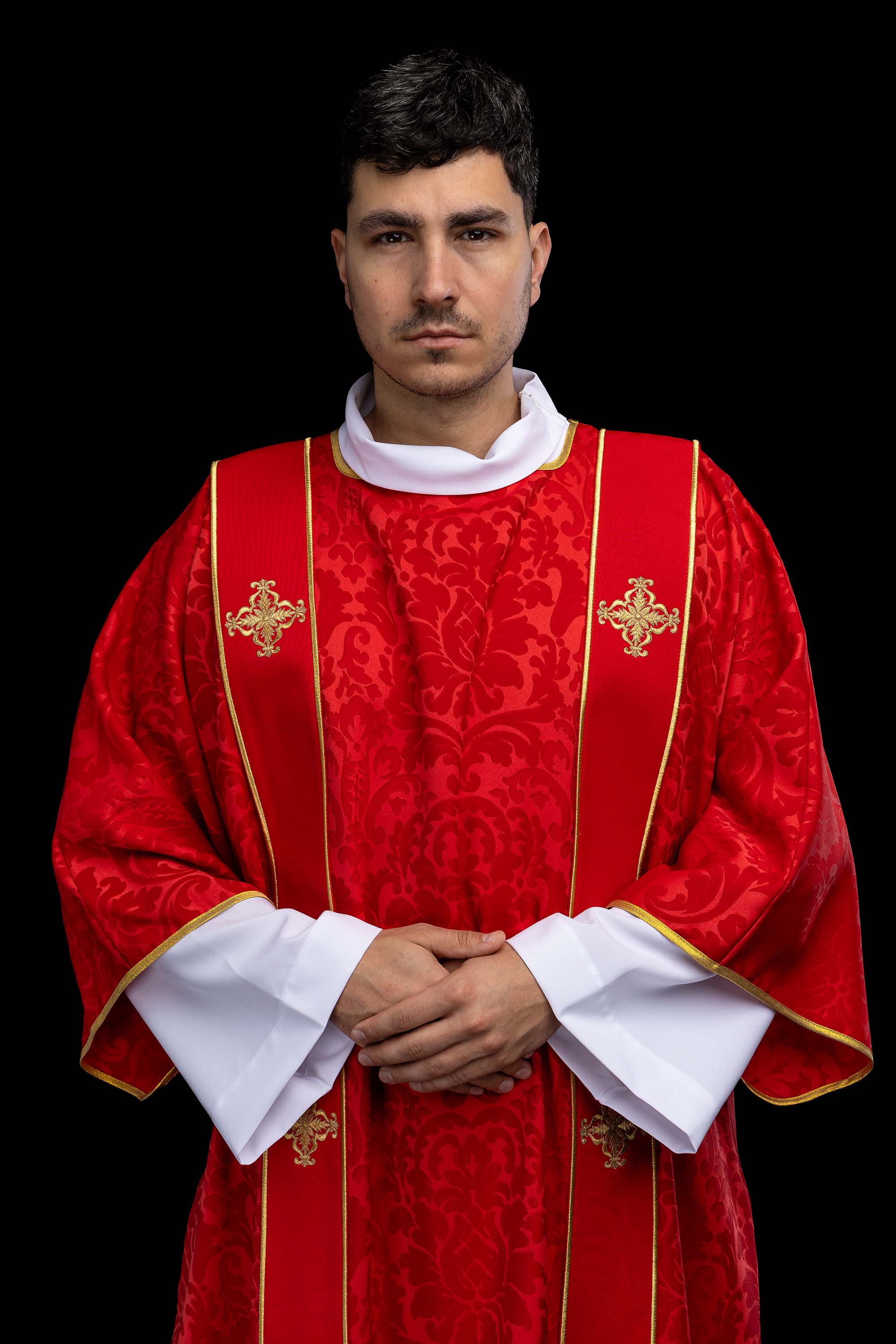 Dalmatyka s prugama i izvezenim zlatnim križevima na ecru žakardu