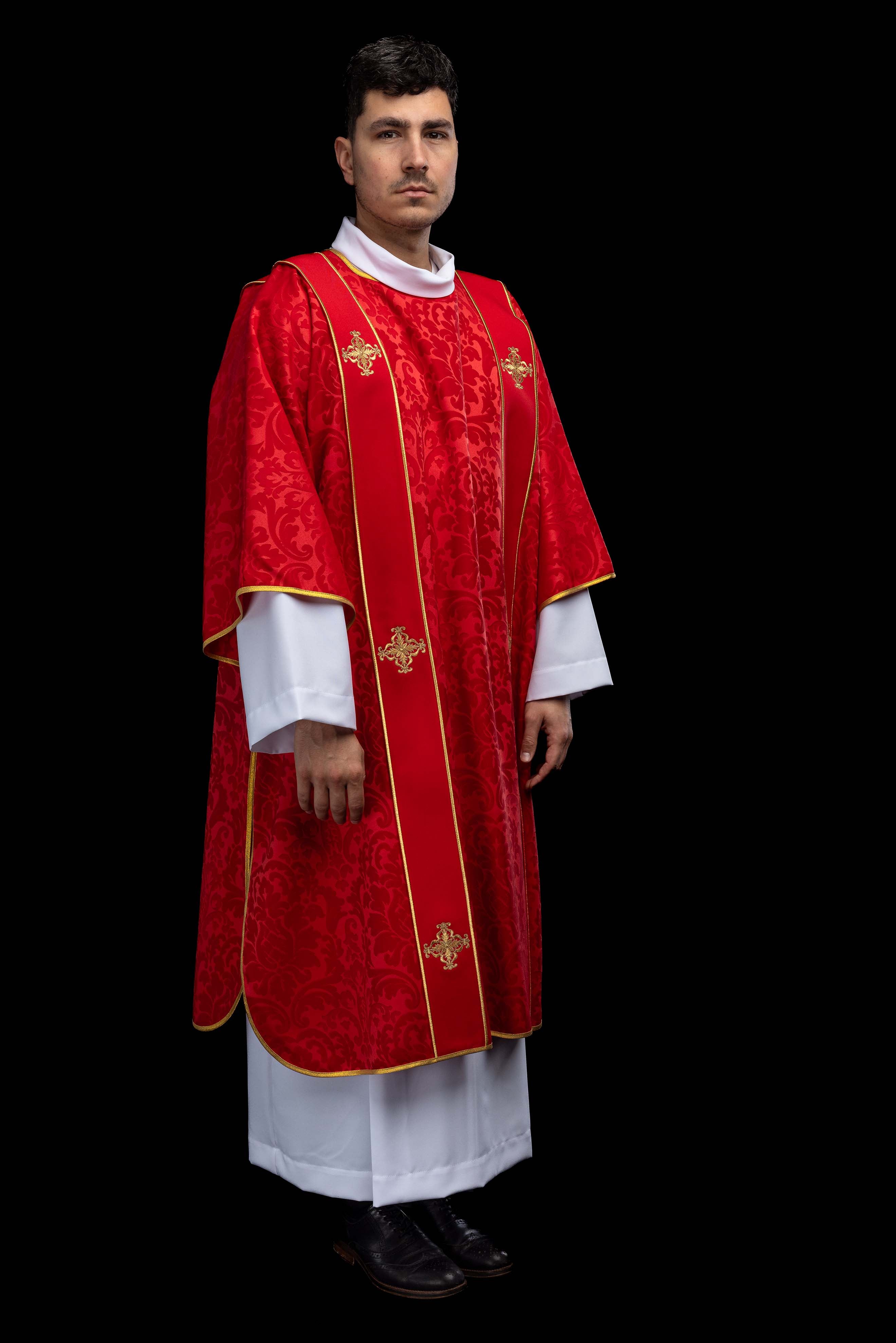 Dalmatyka s prugama i izvezenim zlatnim križevima na ecru žakardu