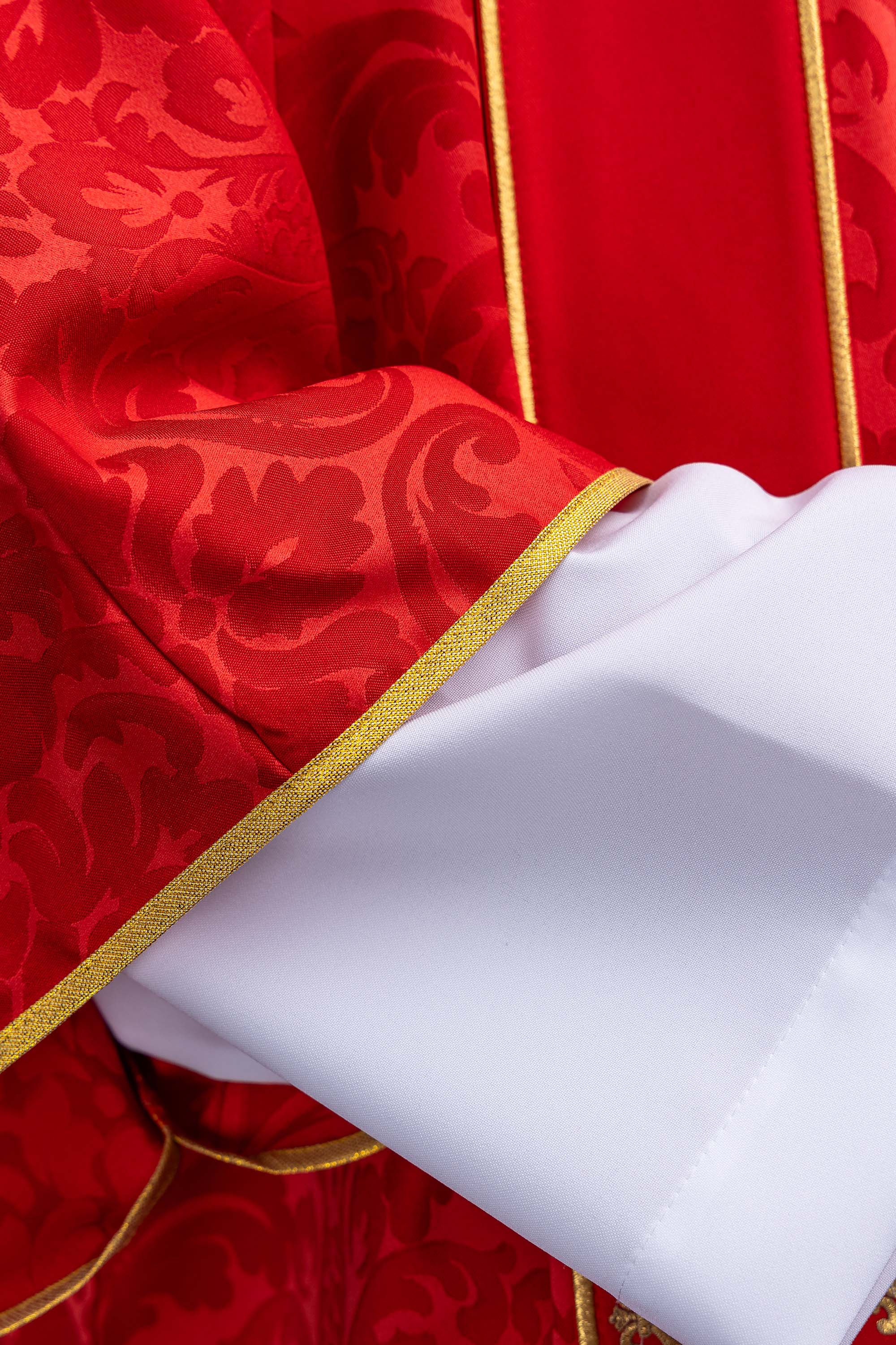 Dalmatyka s prugama i izvezenim zlatnim križevima na ecru žakardu