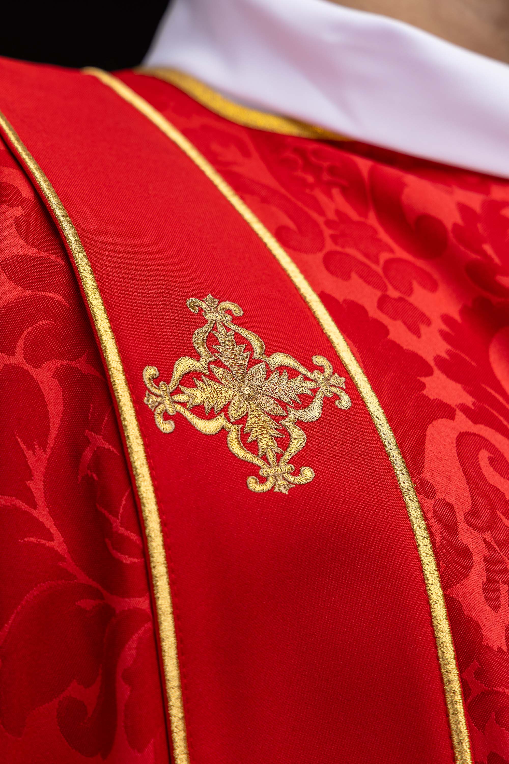 Dalmatyka s prugama i izvezenim zlatnim križevima na ecru žakardu