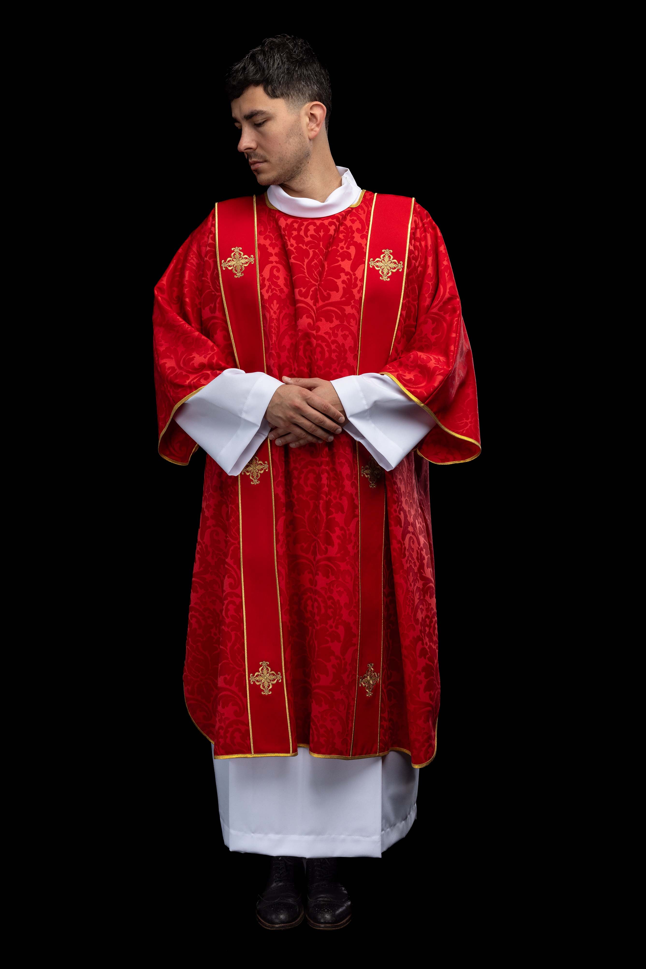 Dalmatyka s prugama i izvezenim zlatnim križevima na ecru žakardu