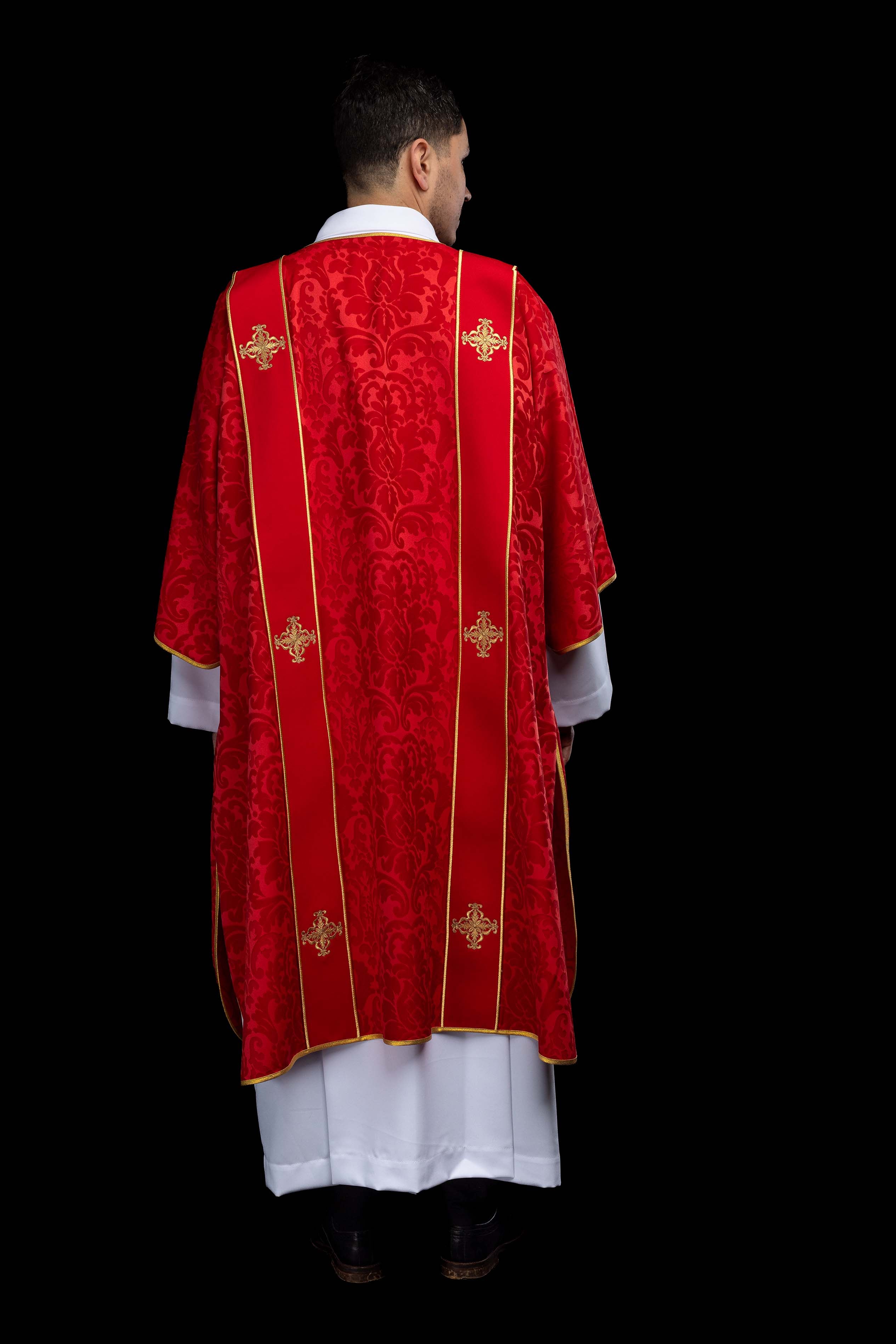 Dalmatyka s prugama i izvezenim zlatnim križevima na ecru žakardu