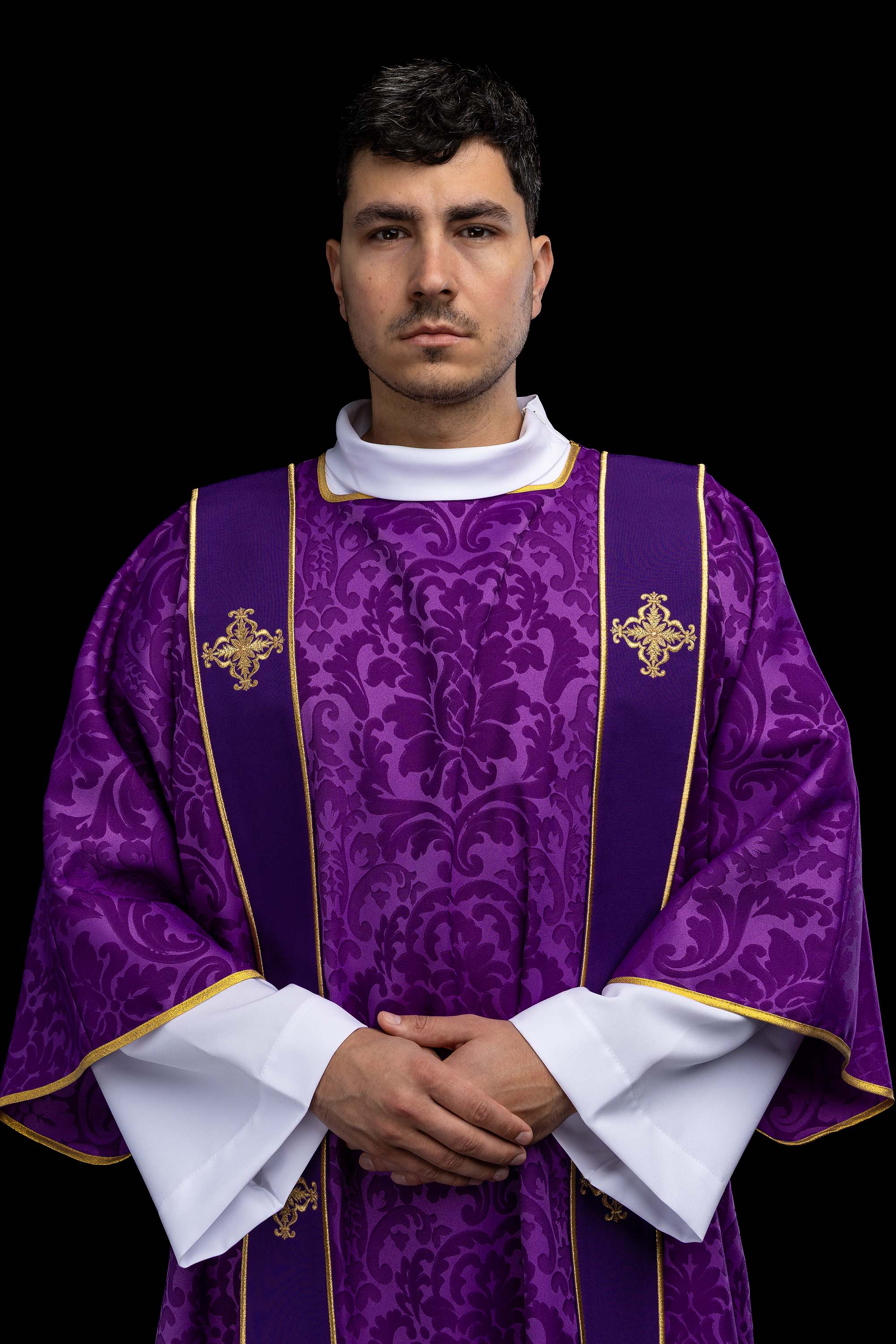 Dalmatyka s prugama i izvezenim zlatnim križevima na ecru žakardu