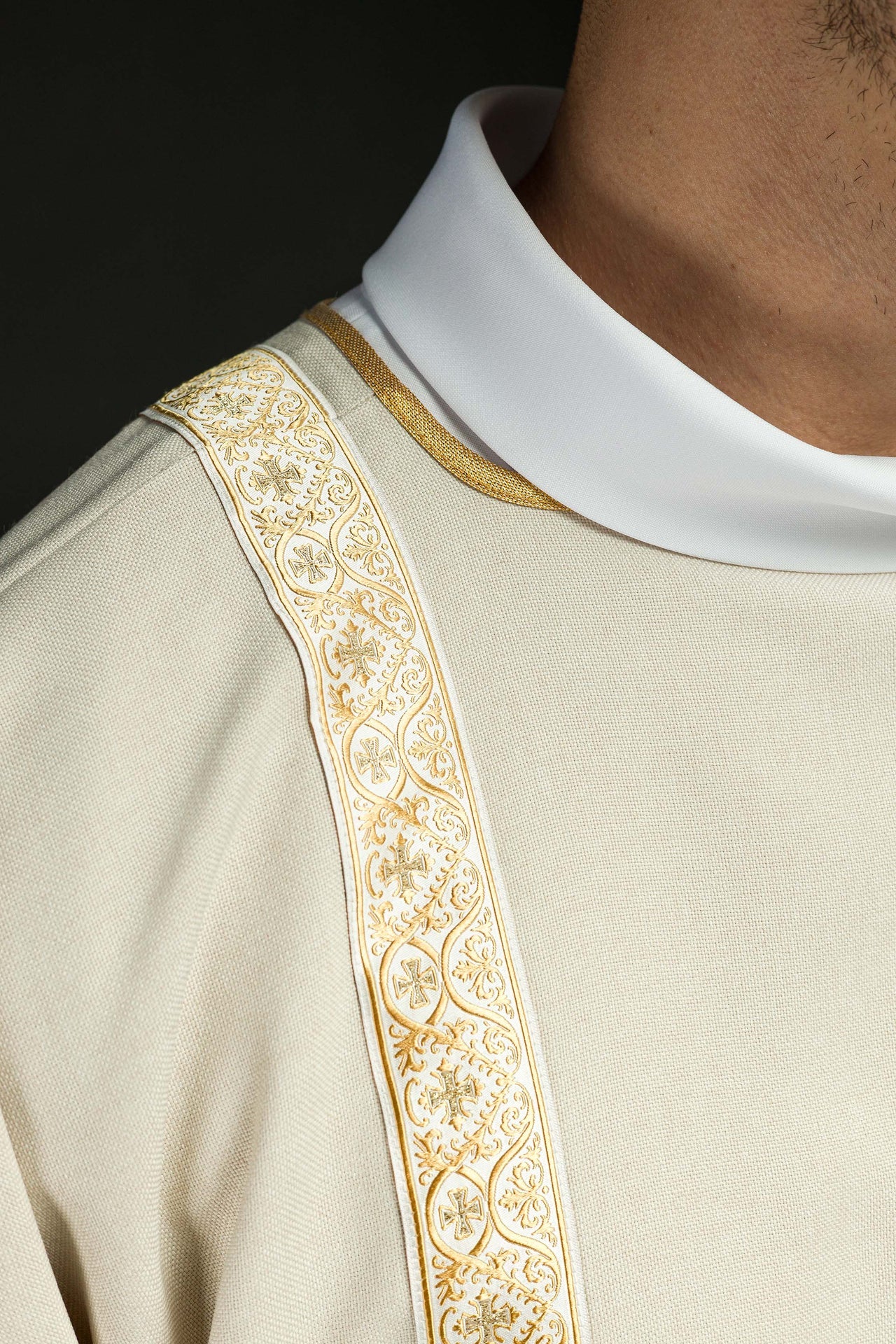 Dalmatyka ecru ozdobiona złotymi tasiemkami żakardowymi - ORNATY.PL