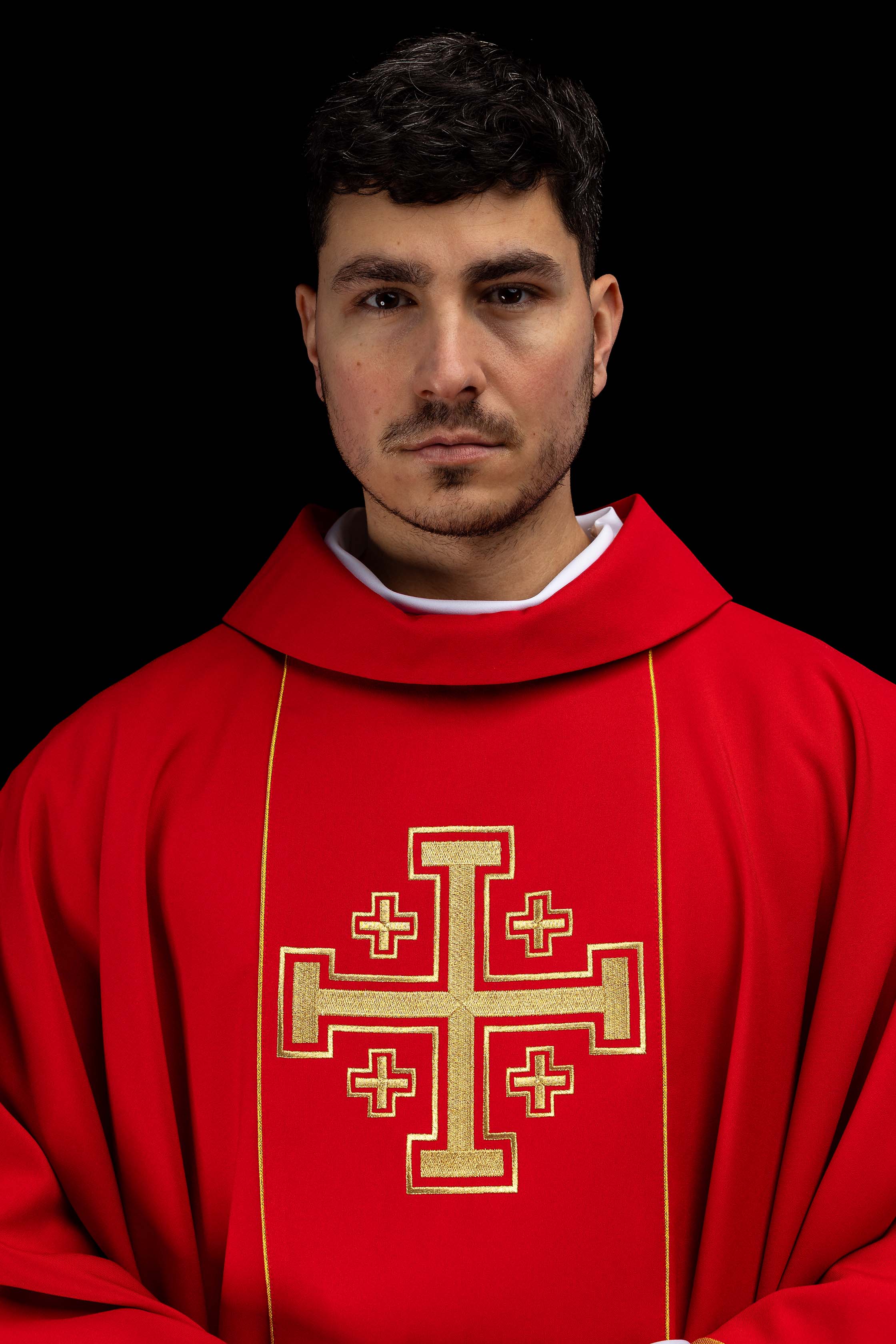 Ornat haftowany czerwony z pasem krzyże jerozolimskie - ORNATY.PL