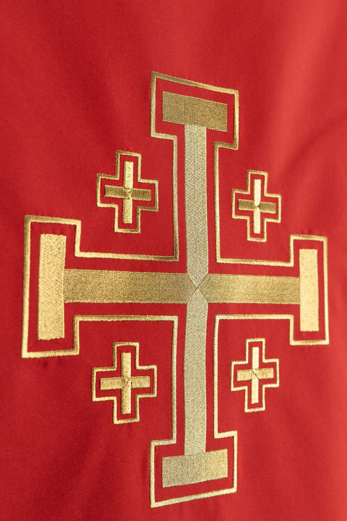 Bijela stolnjak za lektorij izvezena motivom križa i IHS