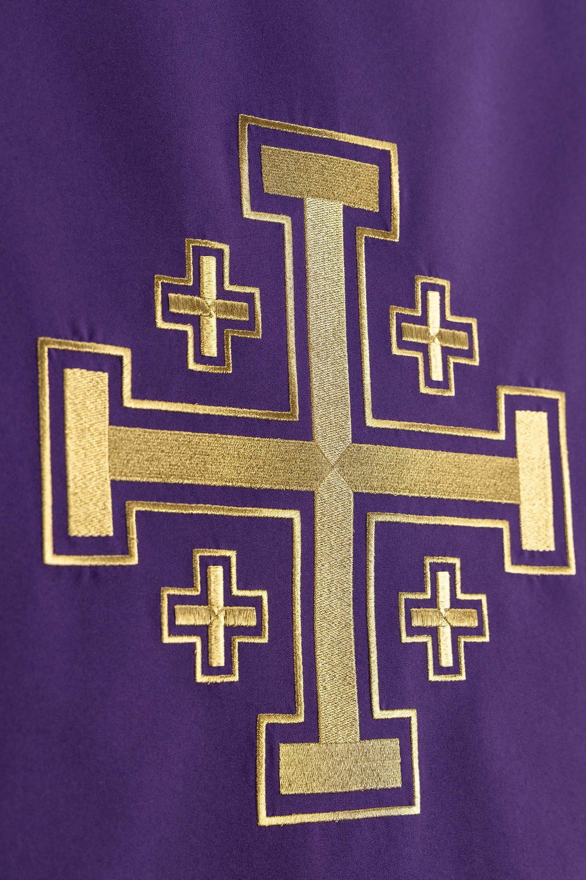Bijela stolnjak za lektorij izvezena motivom križa i IHS