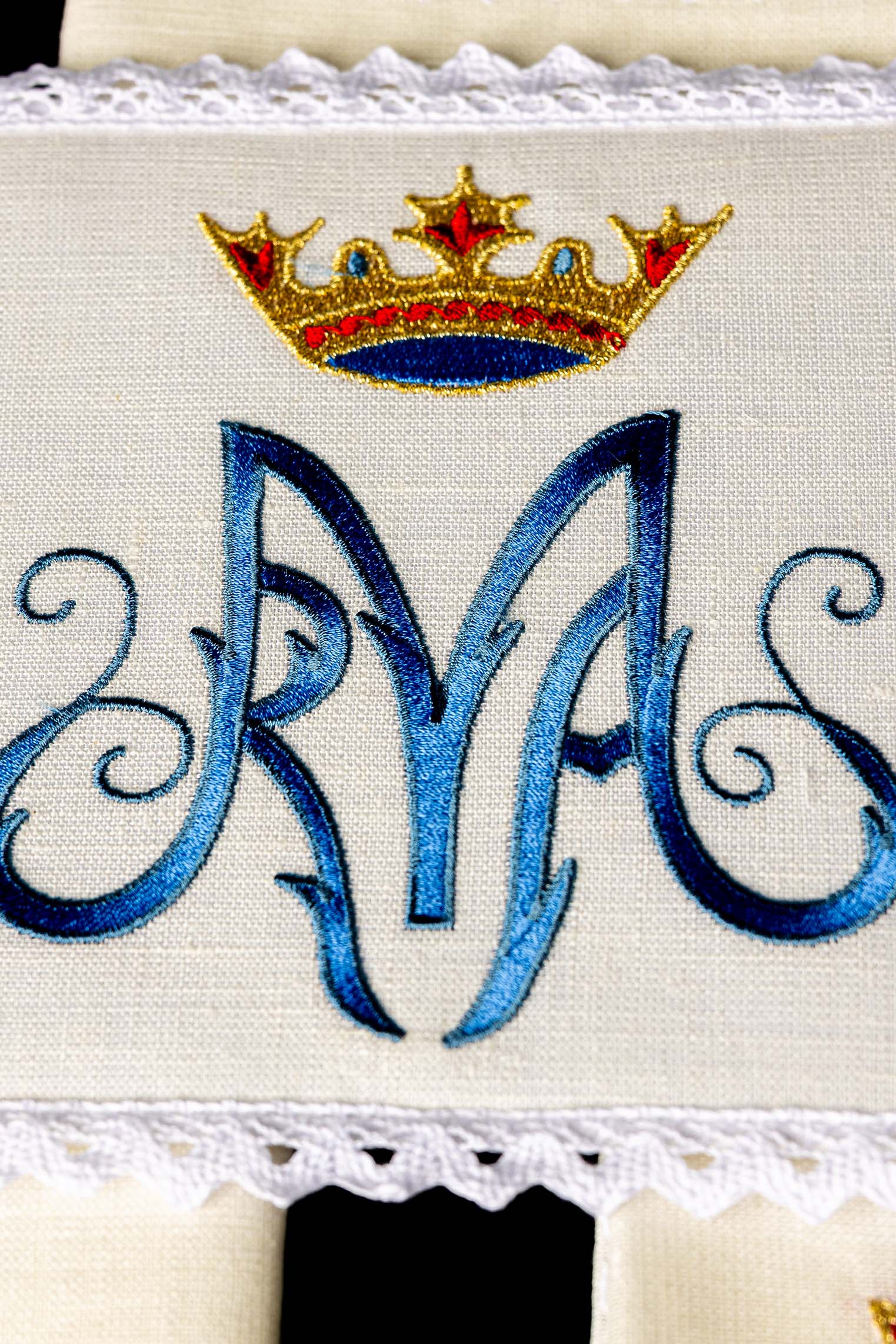 Lniana bielizna kielichowa z motywem maryjnym