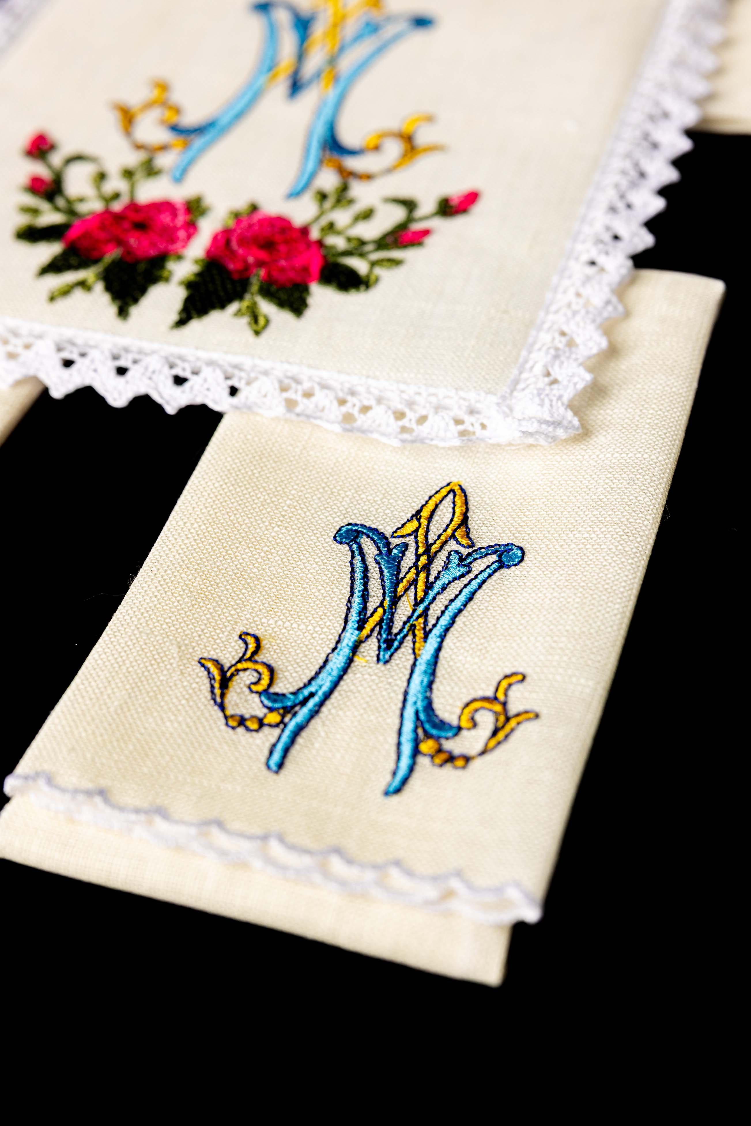 Lniana bielizna kielichowa z kolorowym haftem maryjnym