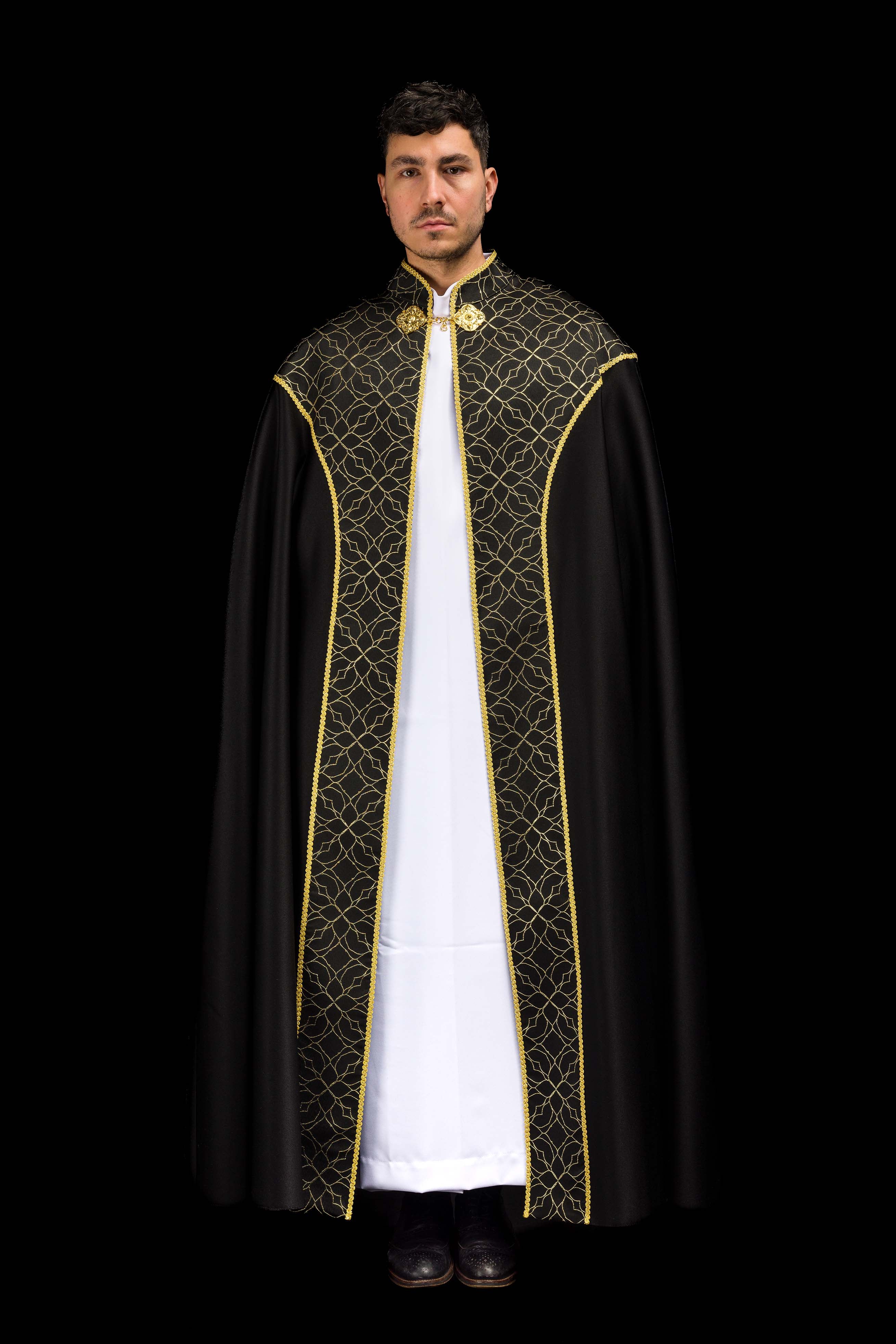 Kapa vezenim ukrasom od crnog žakard tkanja