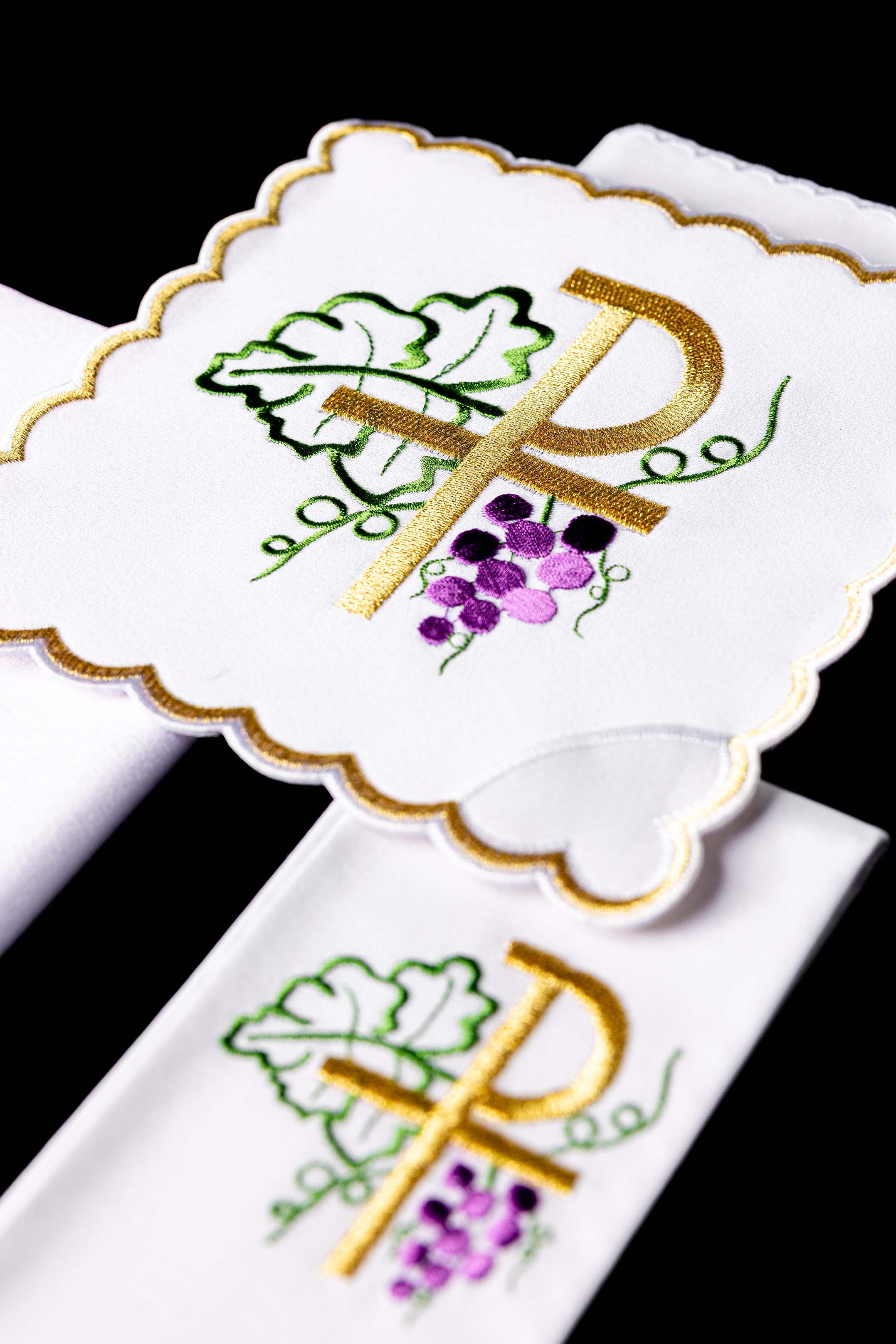 Bielizna kielichowa z haftem PAX i winogronami