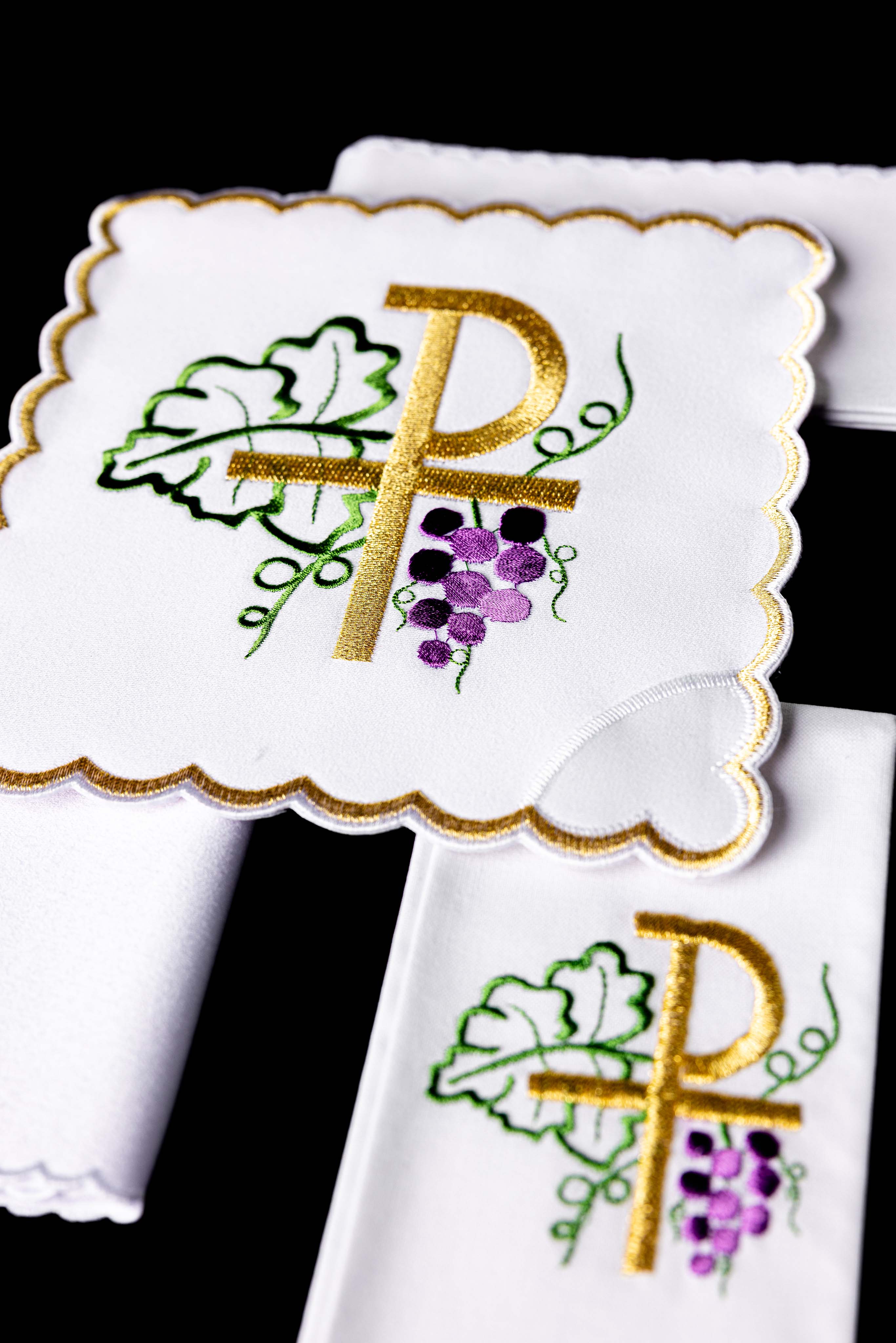 Bielizna kielichowa z haftem PAX i winogronami