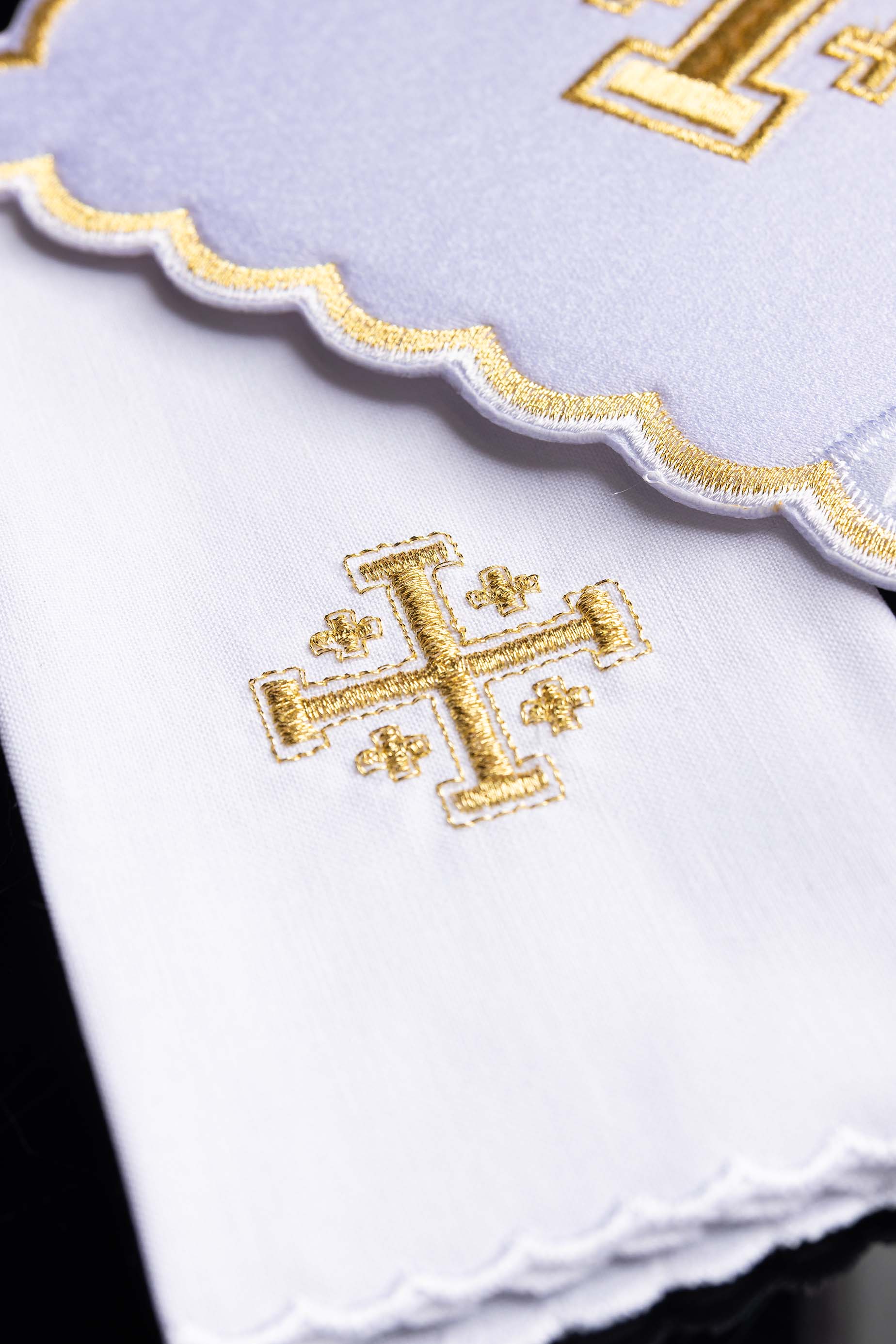 komplet kielichowy z haftem krzyża biały