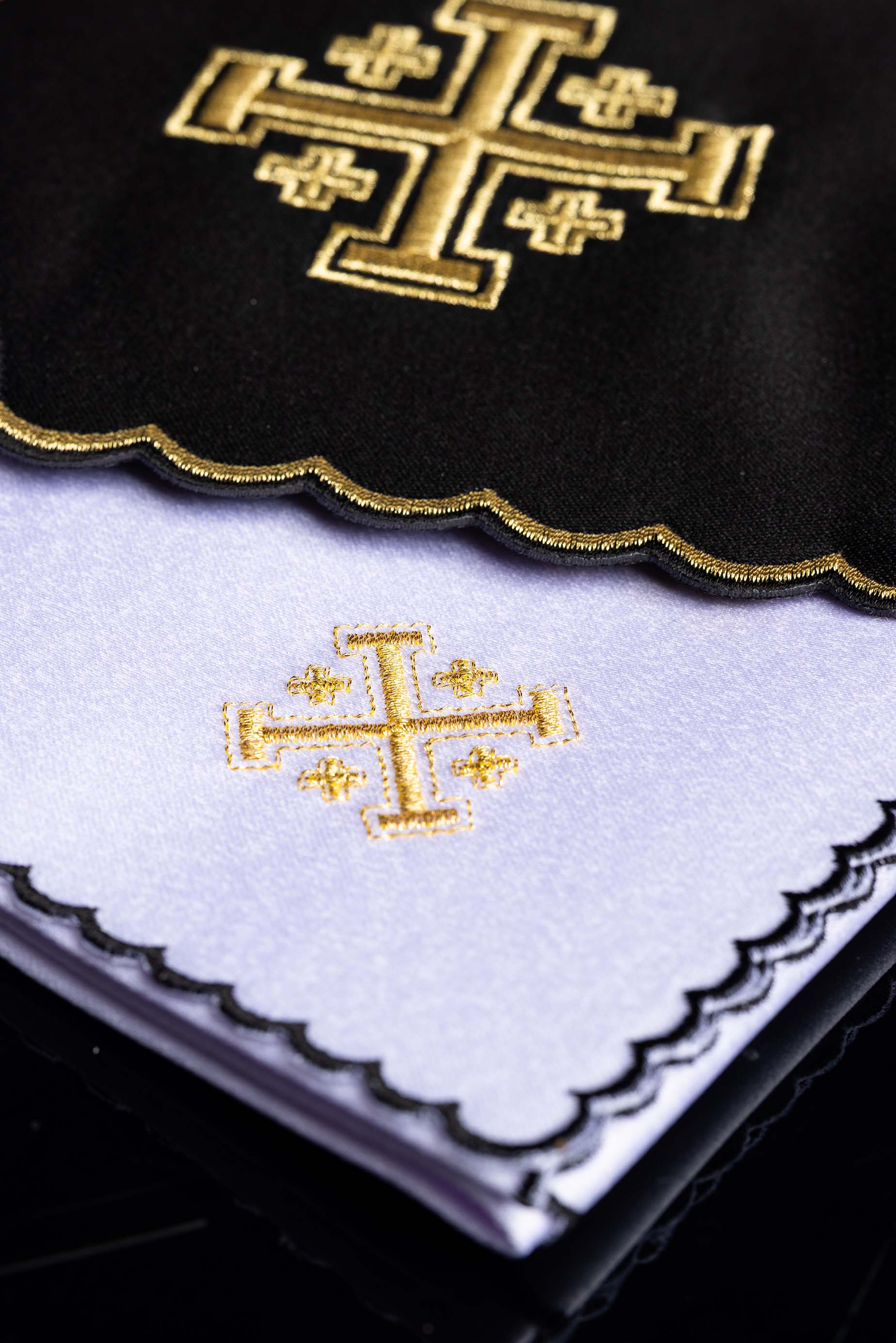 Bielizna kielichowa czarna z haftem Krzyż Jerozolimski - ORNATY.PL