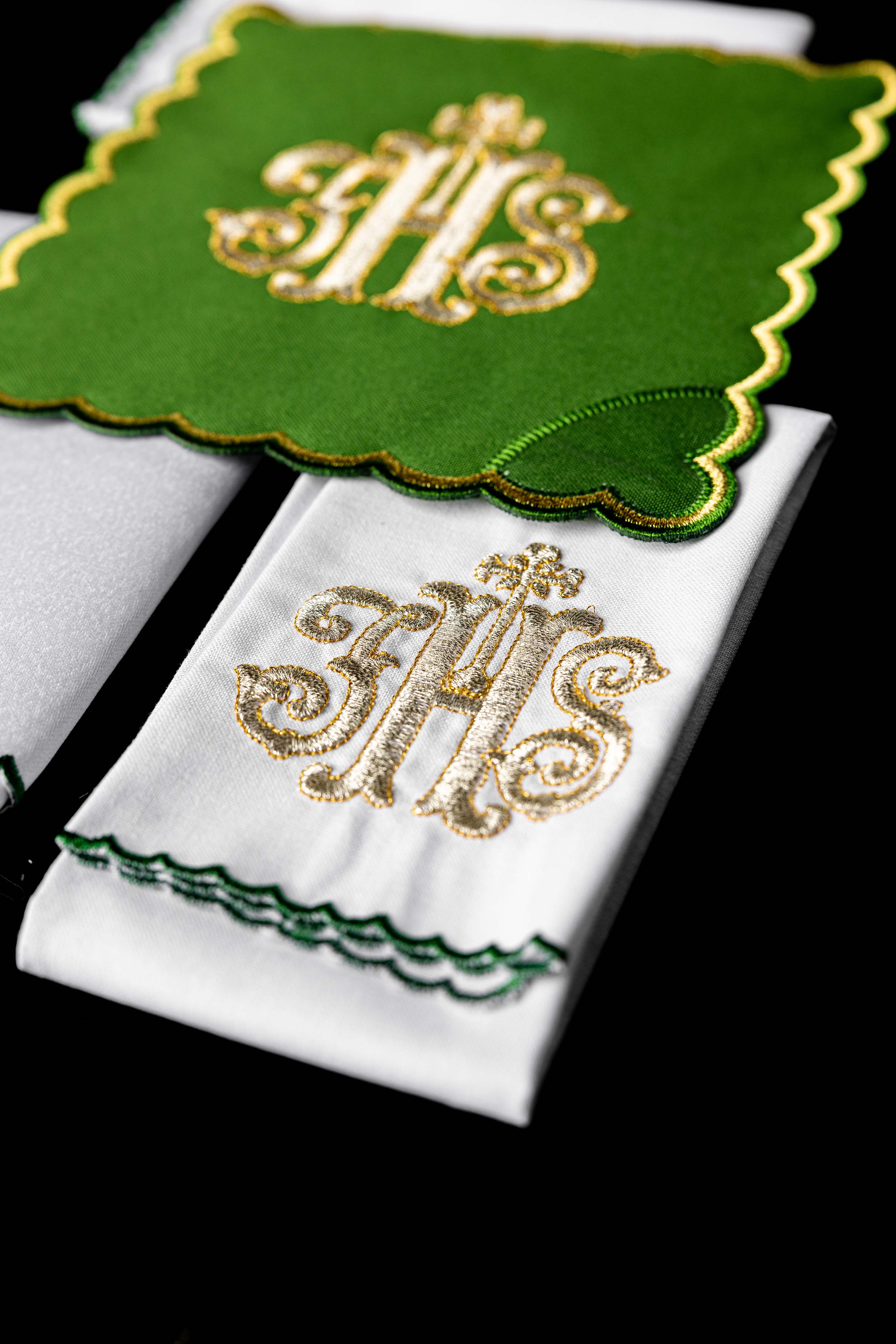 Bielizna kielichowa haftowana IHS zielona palka