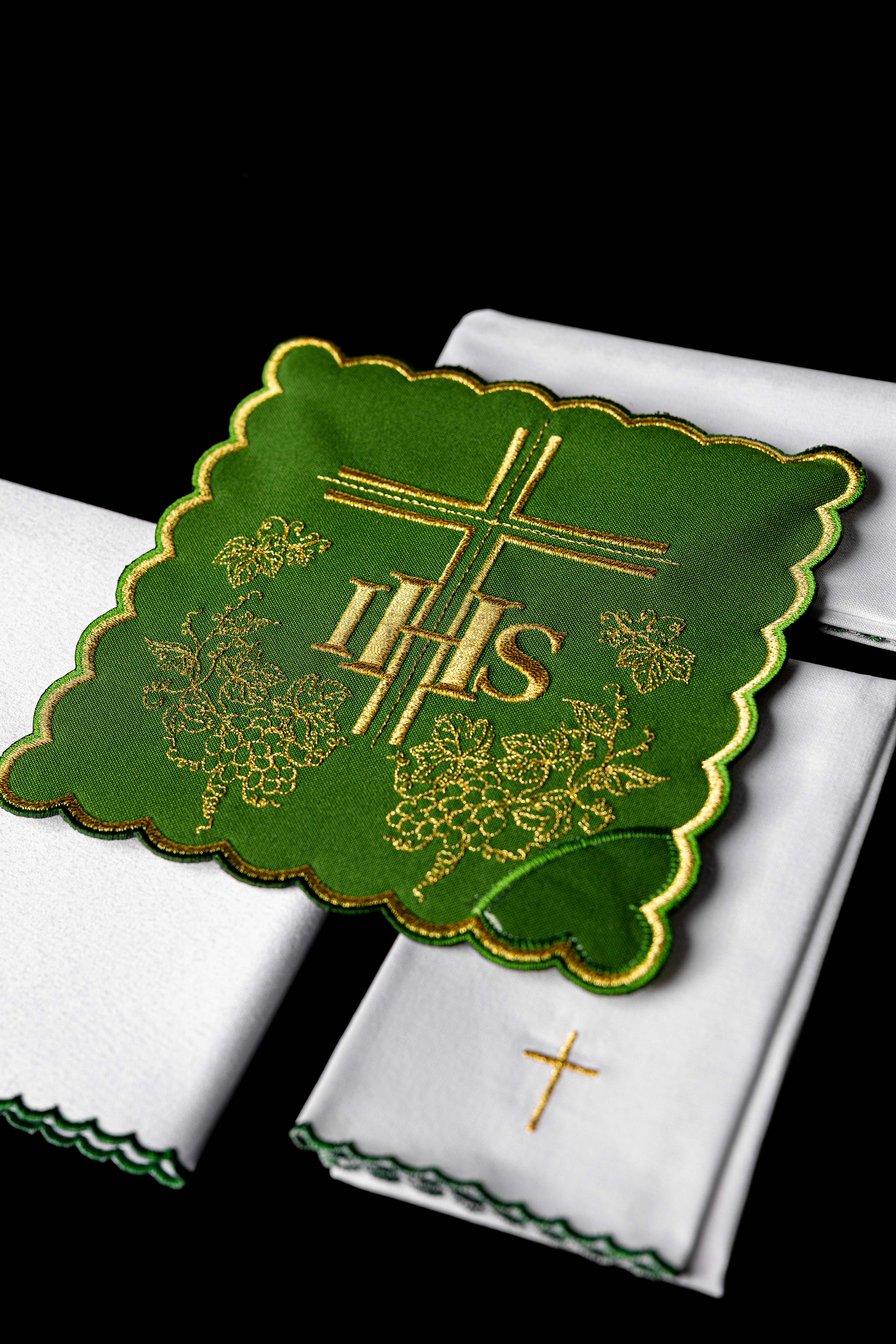 Bielizna kielichowa haftowana Zielona IHS