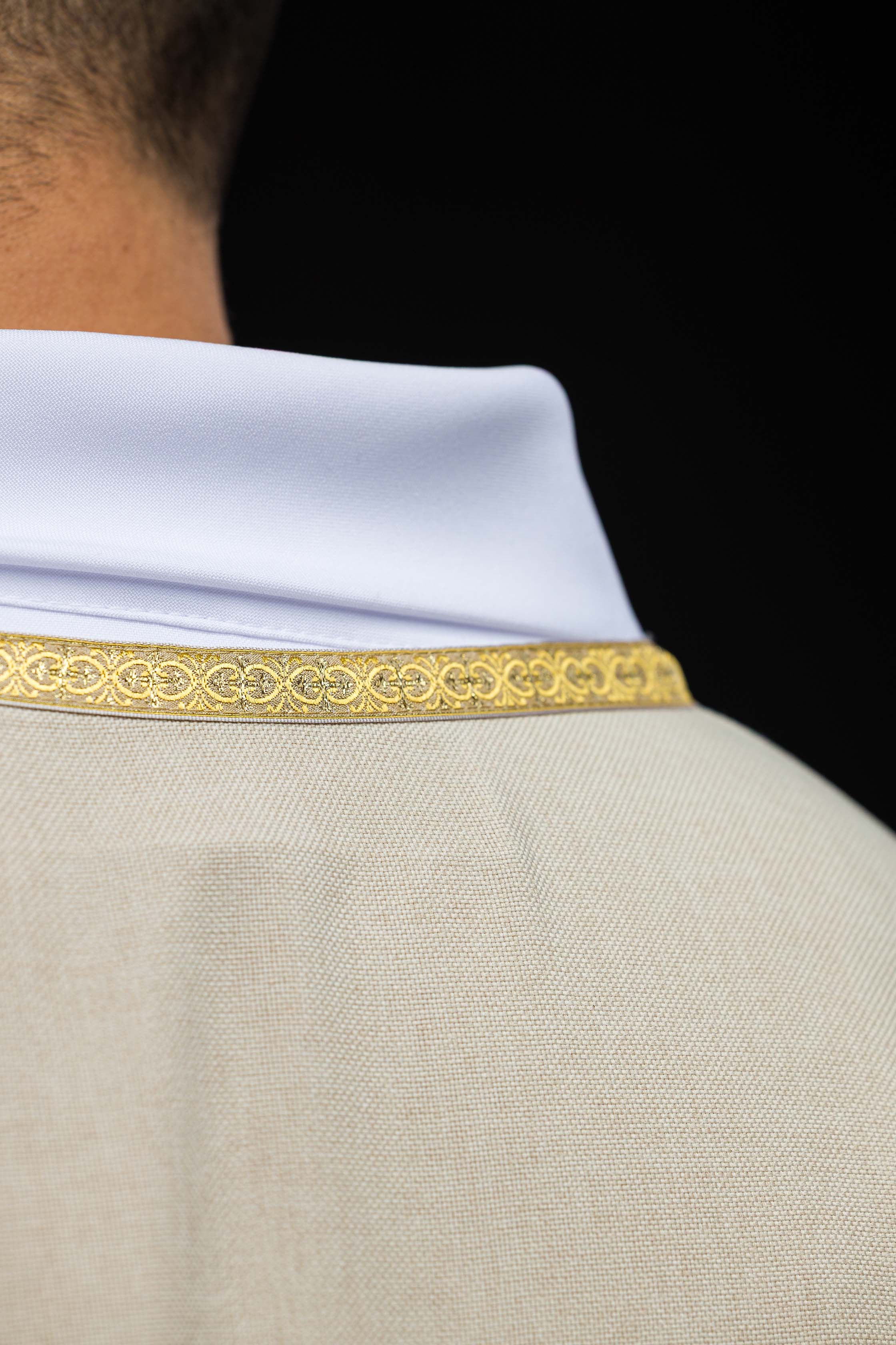 Zeleni liturgijski ornati sa zlatnim vezom IHS