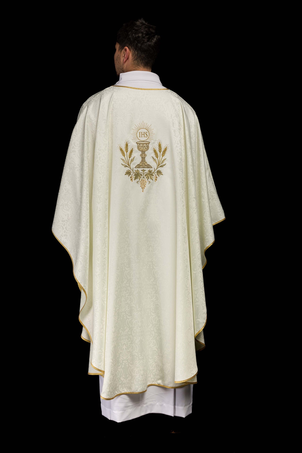 Ornat liturgiczny ecru z haftem kielicha i hostii na tkaninie żakardowej - ORNATY.PL
