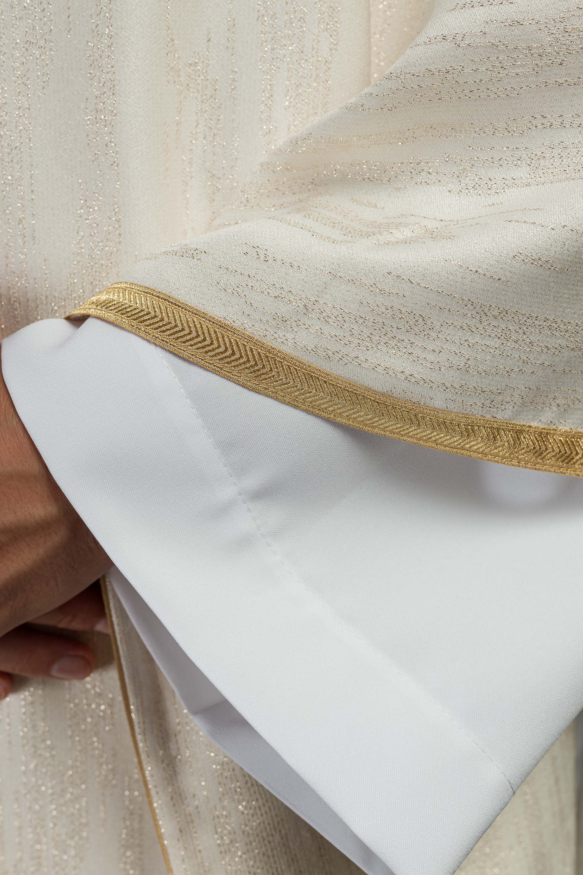 Ecru ornat z haftowanym motywem maryjnym na ozdobnej tkaninie - ORNATY.PL