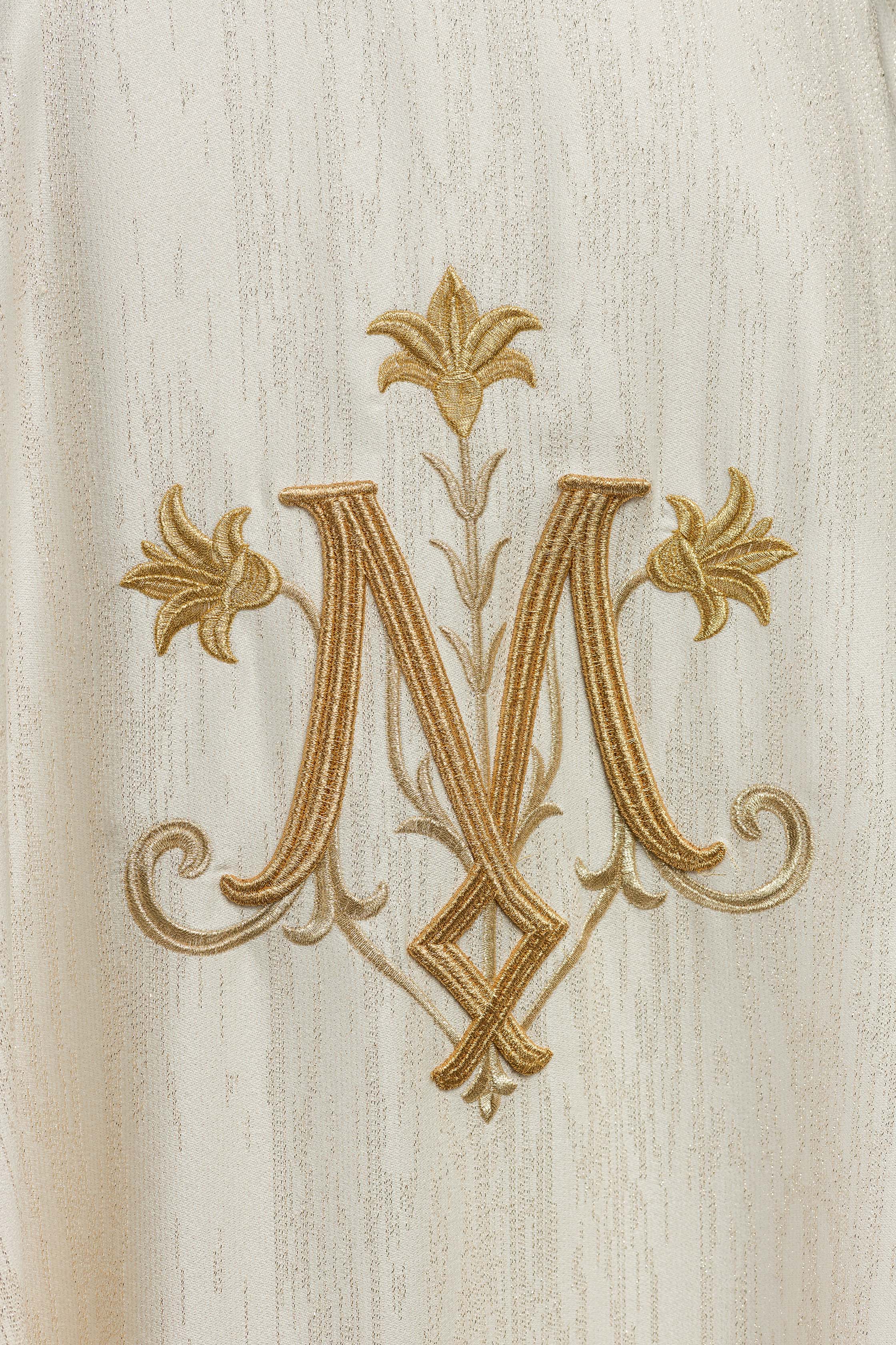 Ecru ornat z haftowanym motywem maryjnym na ozdobnej tkaninie - ORNATY.PL