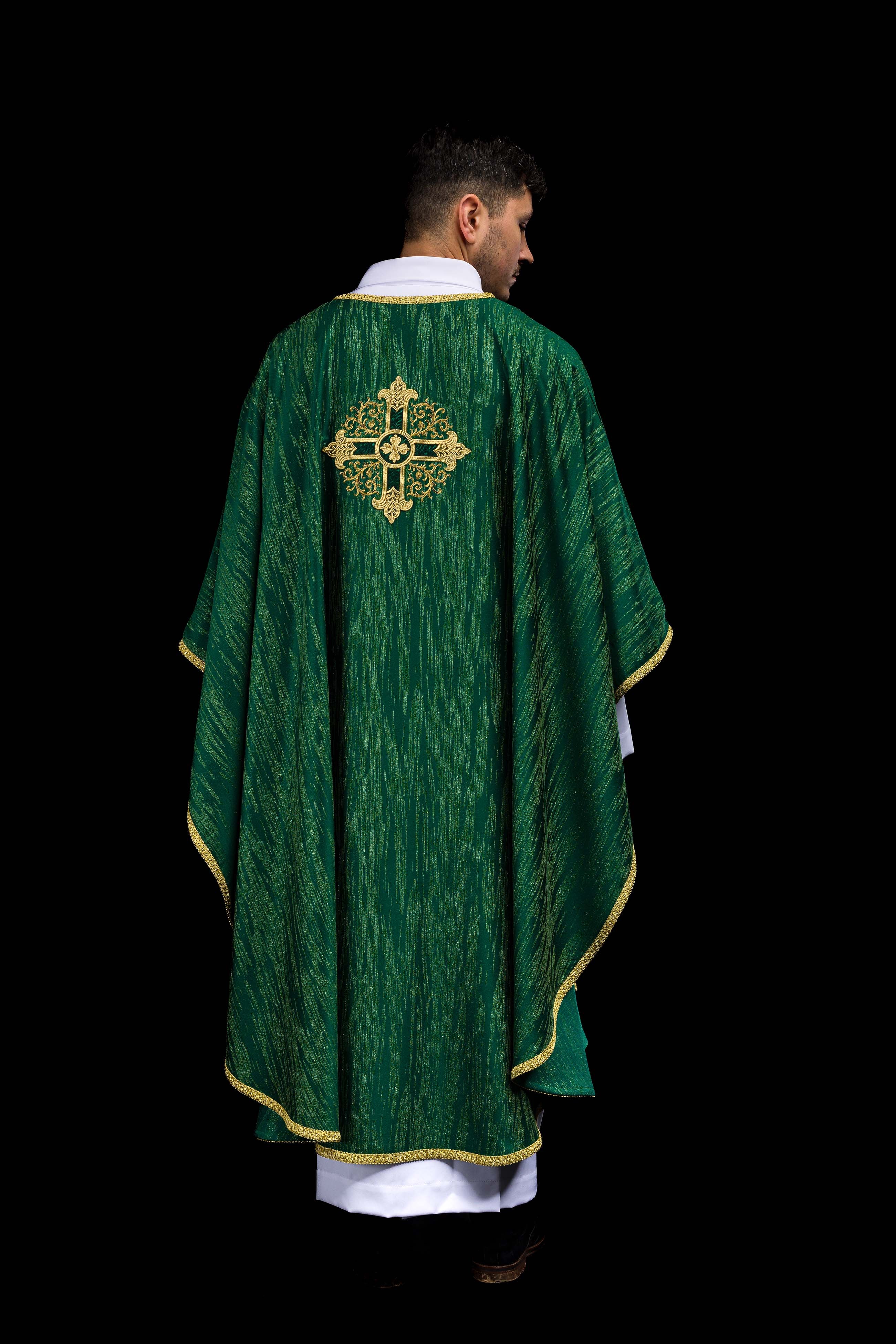 Zeleni ornati s izvezenim motivom križa na ukrasnoj tkanini