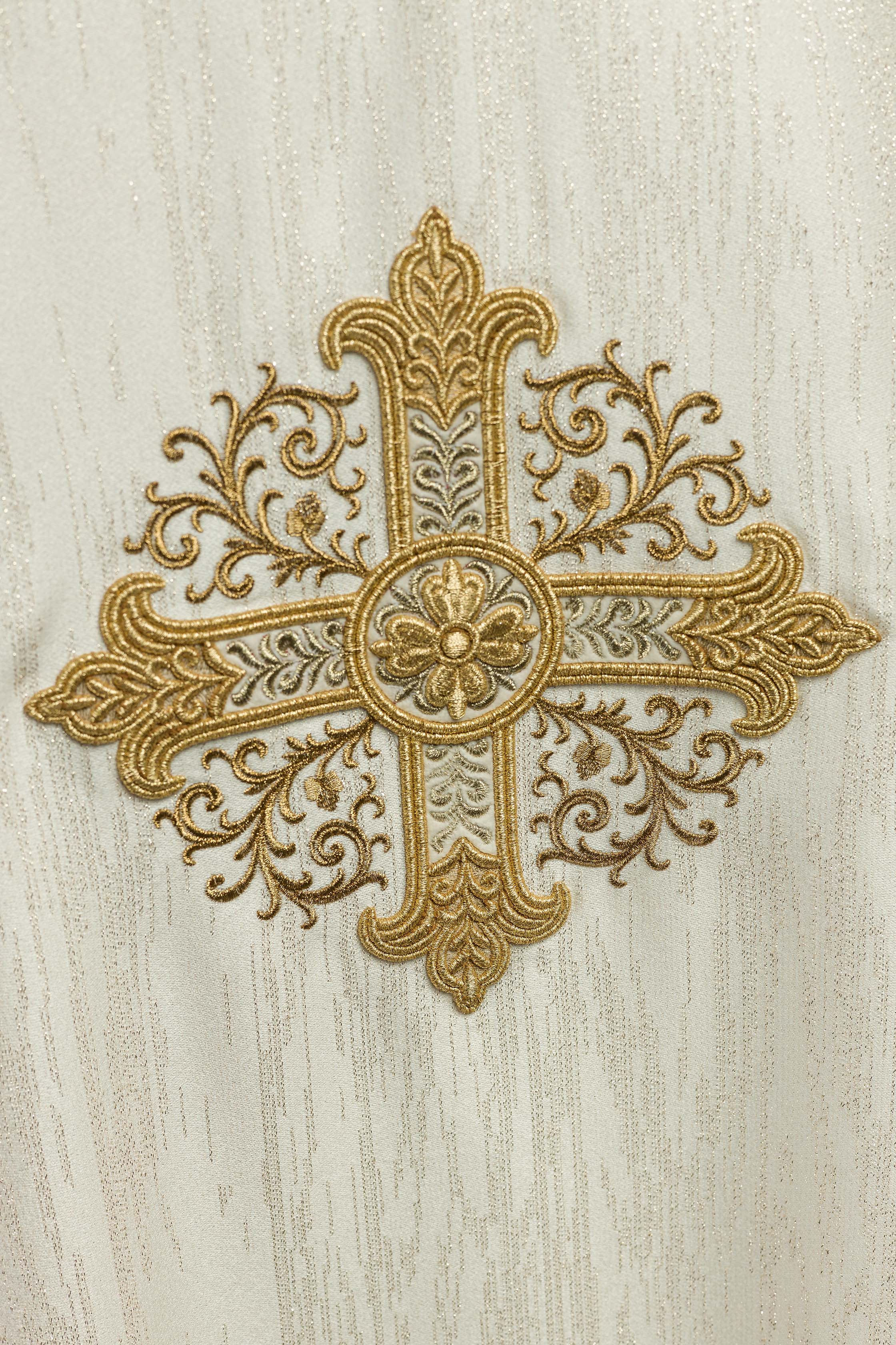 Ecru ornat z haftowanym motywem krzyża na ozdobnej tkaninie - ORNATY.PL