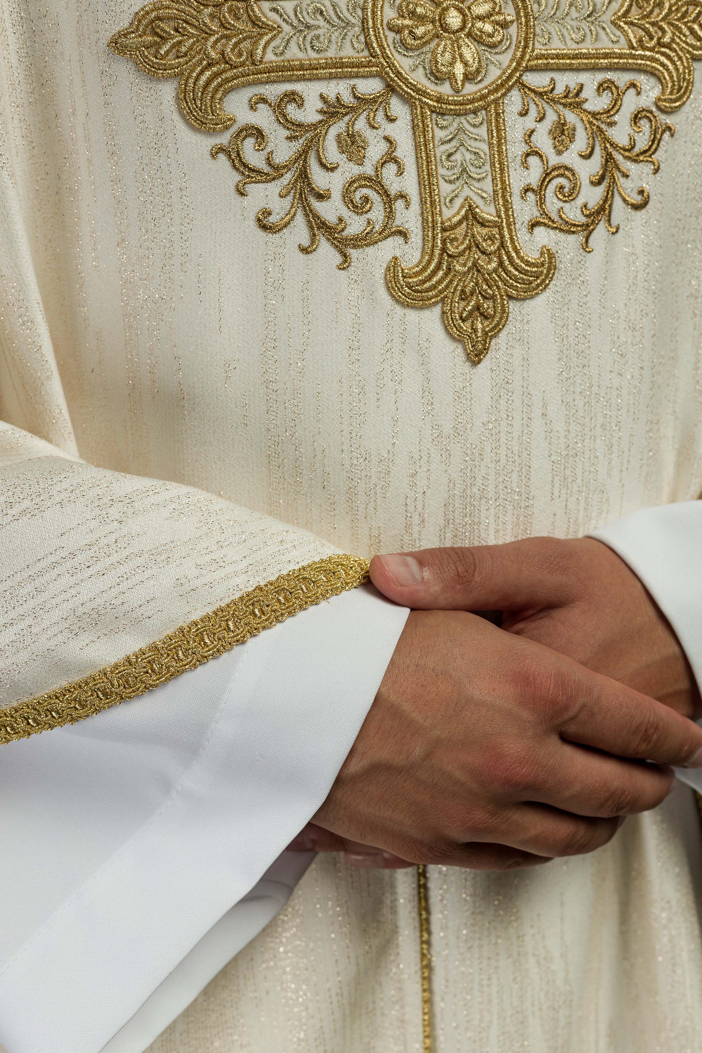 Ecru ornat z haftowanym motywem krzyża na ozdobnej tkaninie - ORNATY.PL