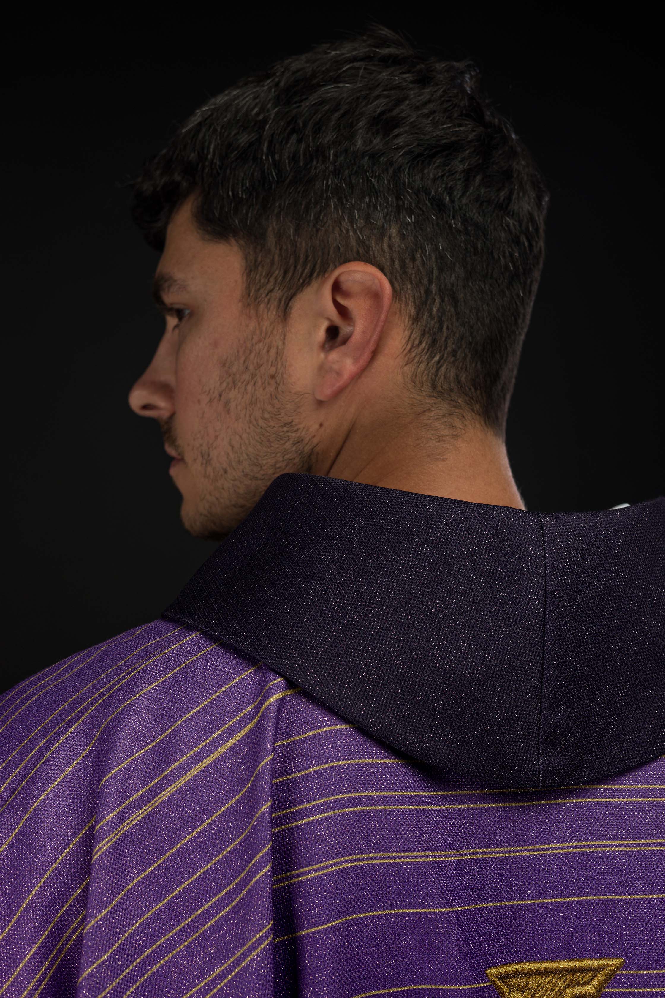 Crveni ornati s žakardnim pojasom u križeve