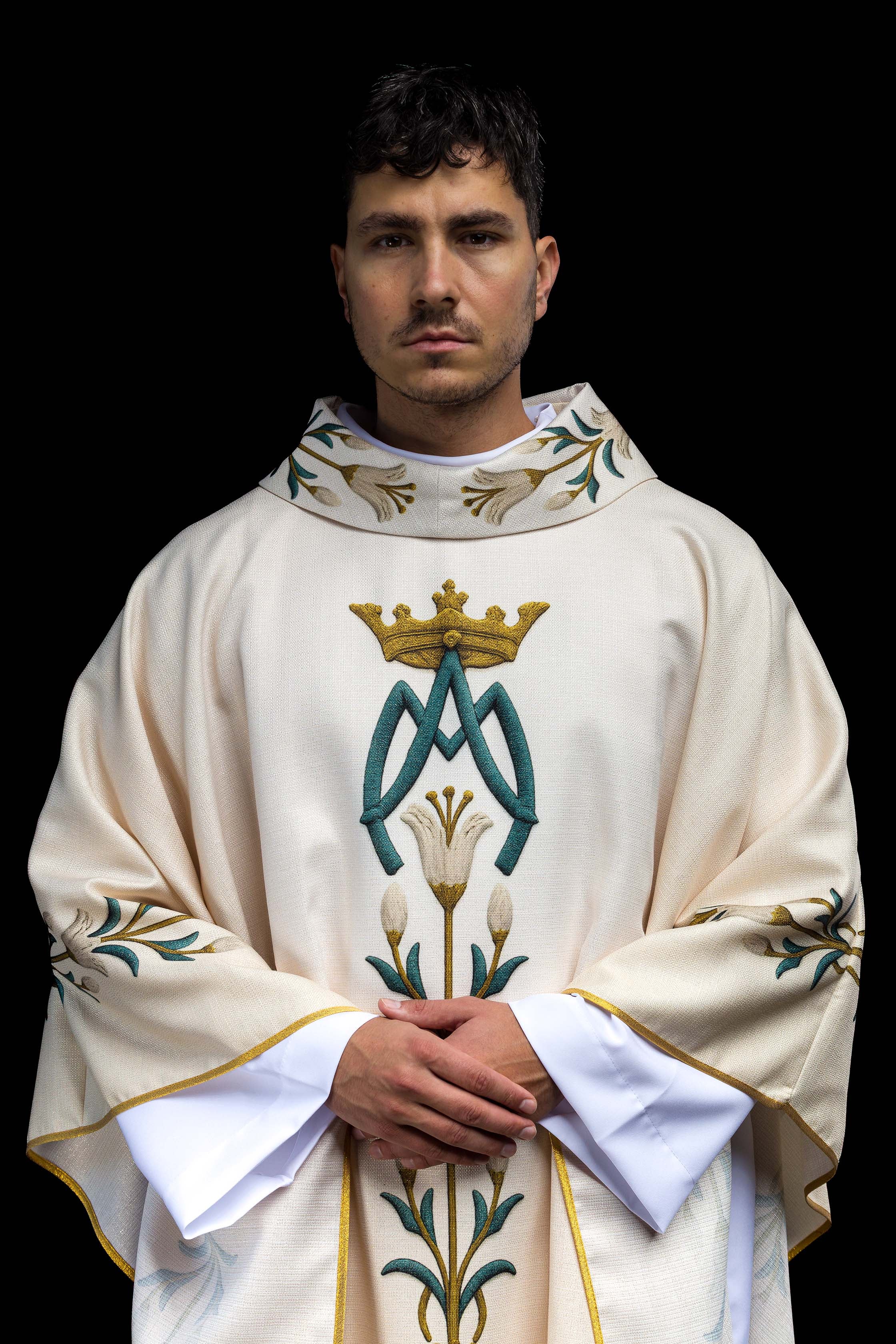 Marijanski ornati tiskani s uzorkom ljiljana i monogramom ecru