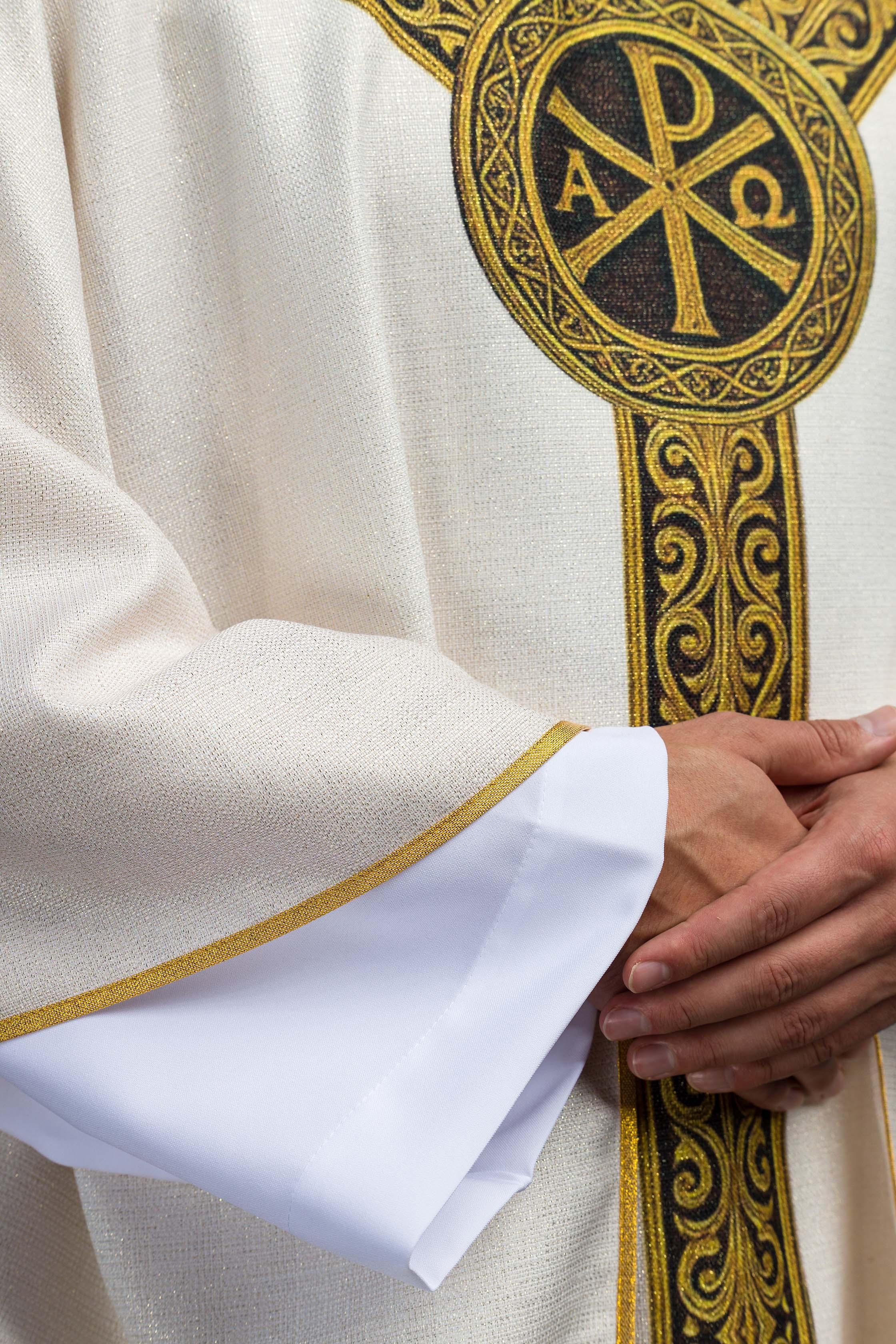 Crveni ornati s žakardnim pojasom u križeve