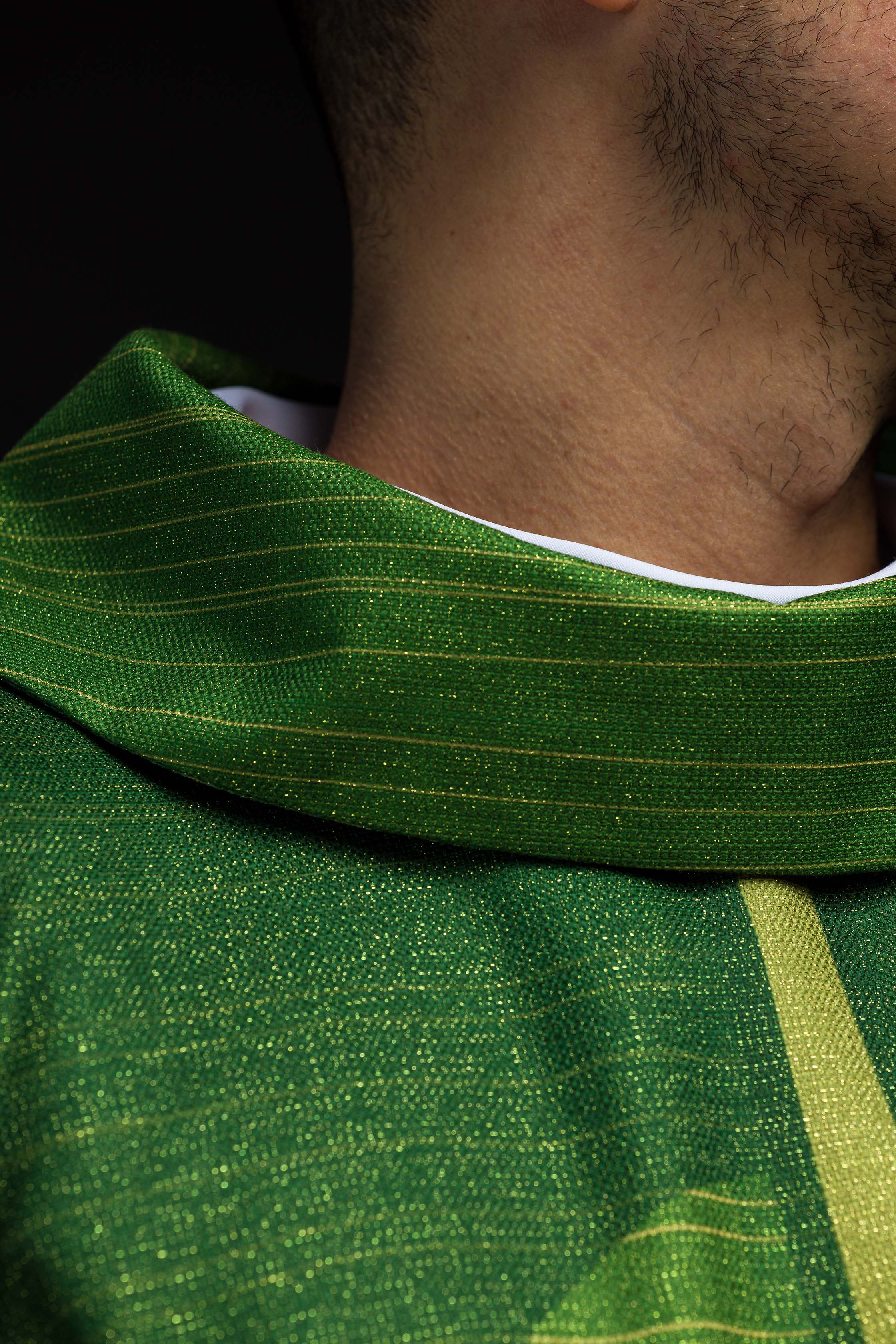 Crveni ornati s žakardnim pojasom u križeve