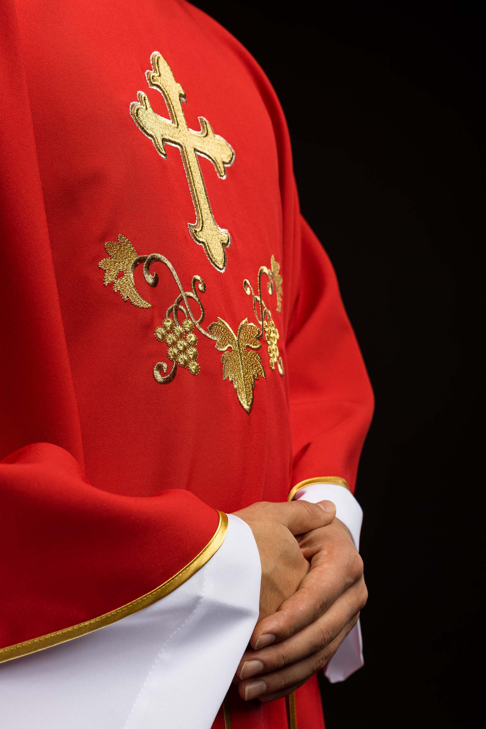 Vezeni ornati sa simbolom križa i širokim ecru ovratnikom