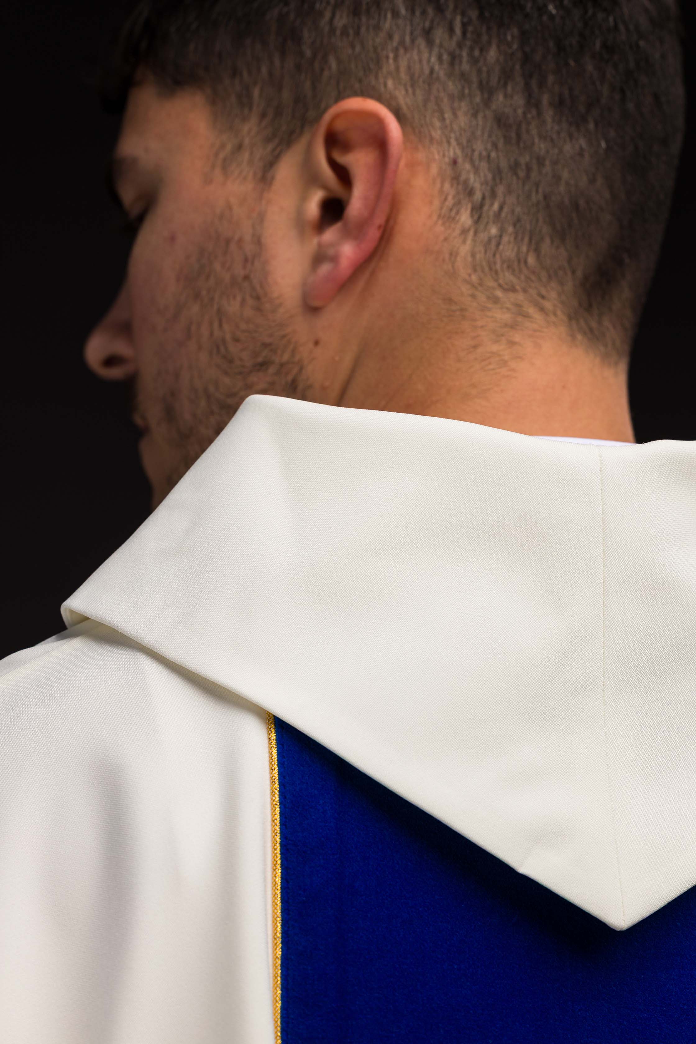 Liturgijska odora Marijina s ecru vezanim pojasom