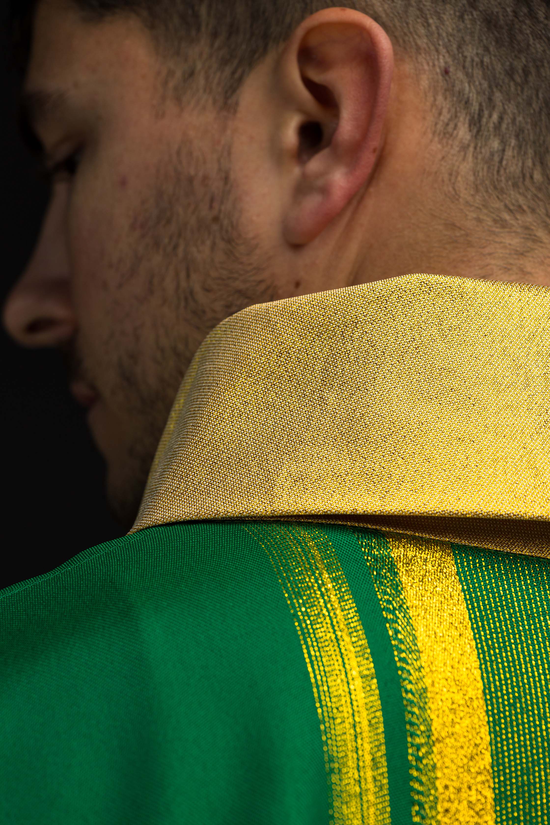 Zielony ornat haftowany z wzorem IHS ze złoceniami