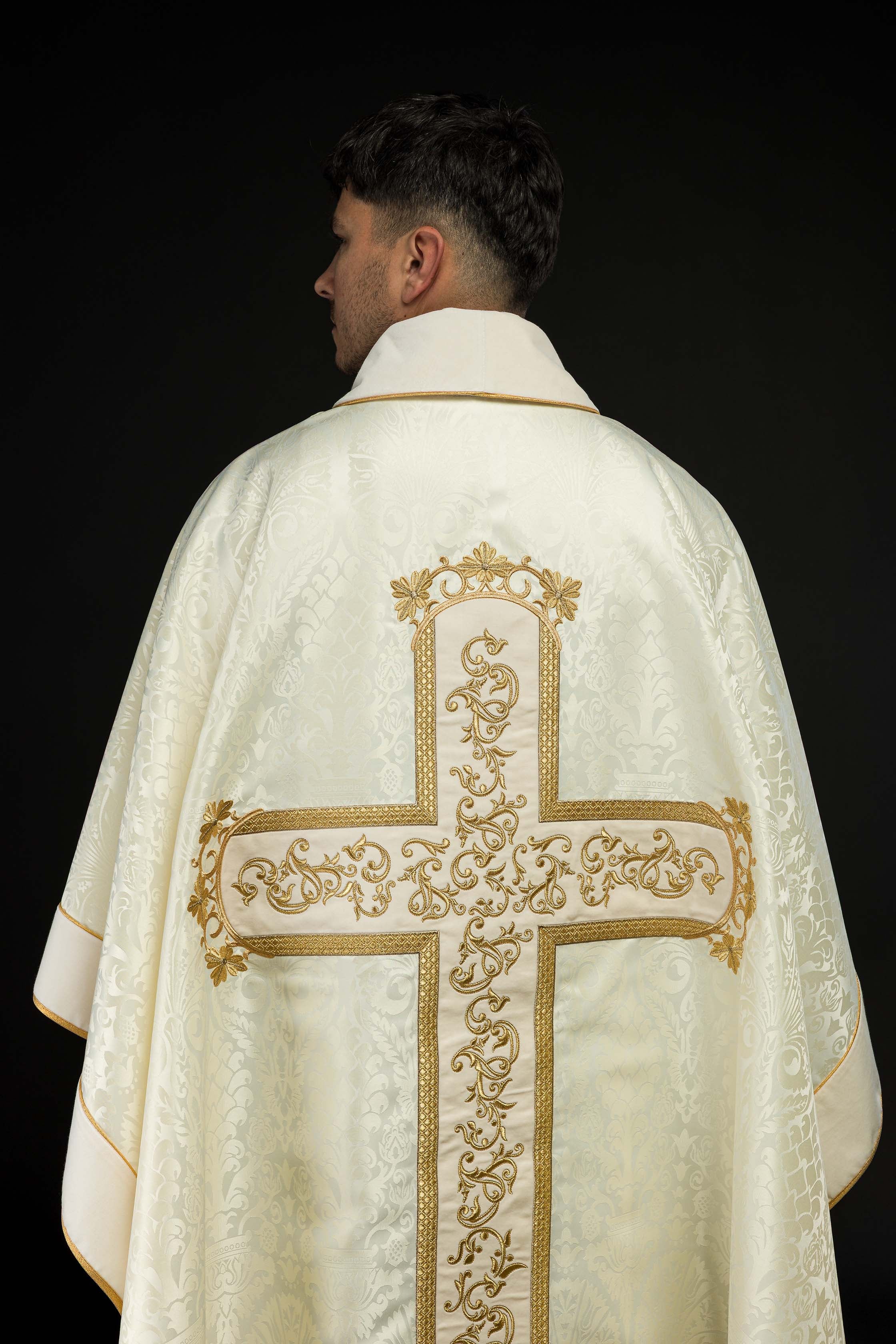 Ornat z wizerunkiem Jezusa Chrystusa na krzyżu w kolorze ecru - ORNATY.PL