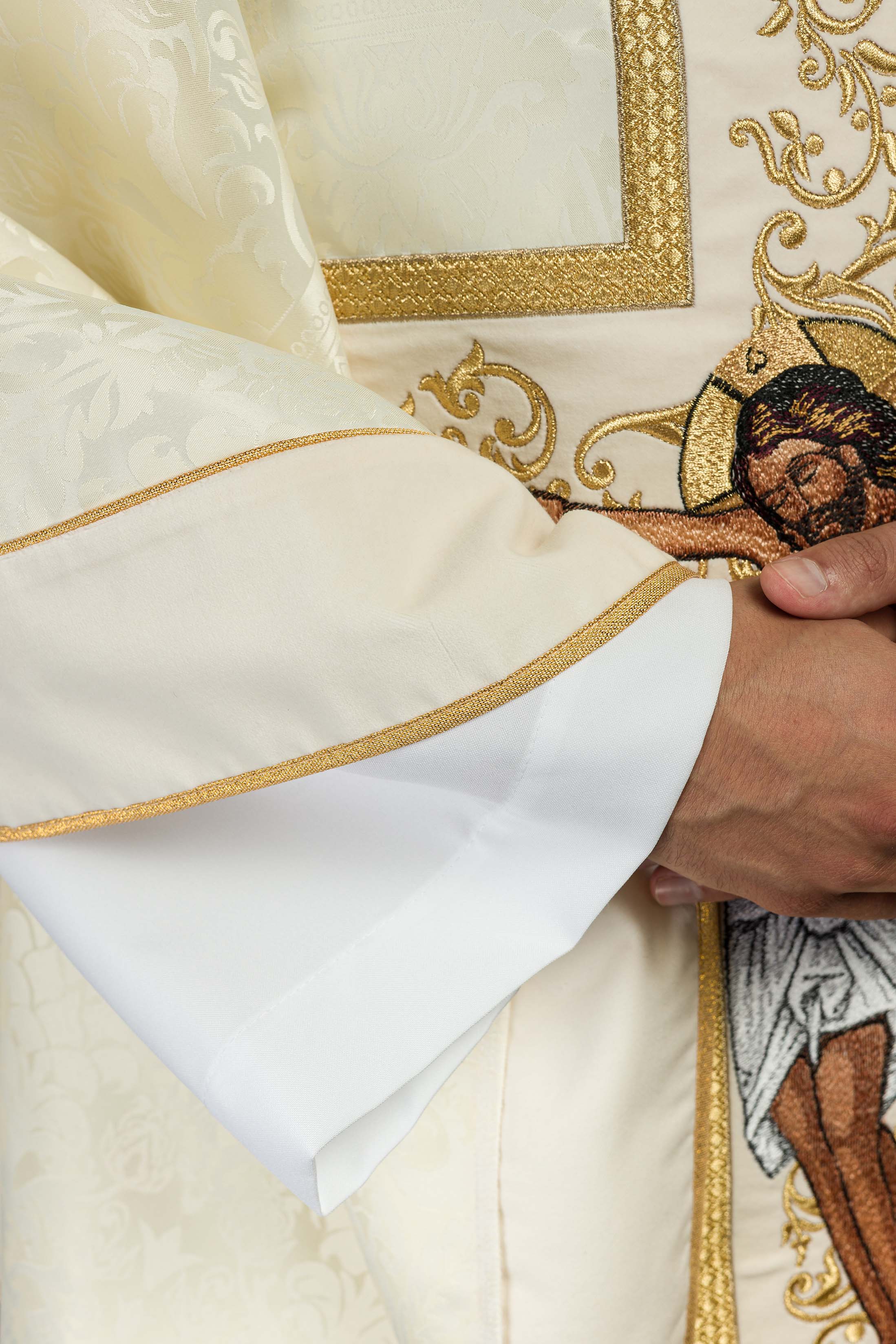 Ornat z wizerunkiem Jezusa Chrystusa na krzyżu w kolorze ecru - ORNATY.PL